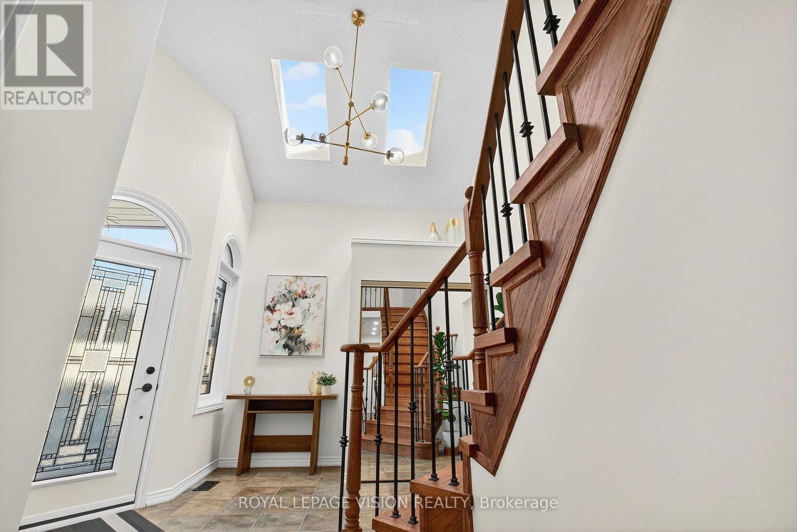 Photo 4 of 811 Beatrice Street E, Oshawa ON