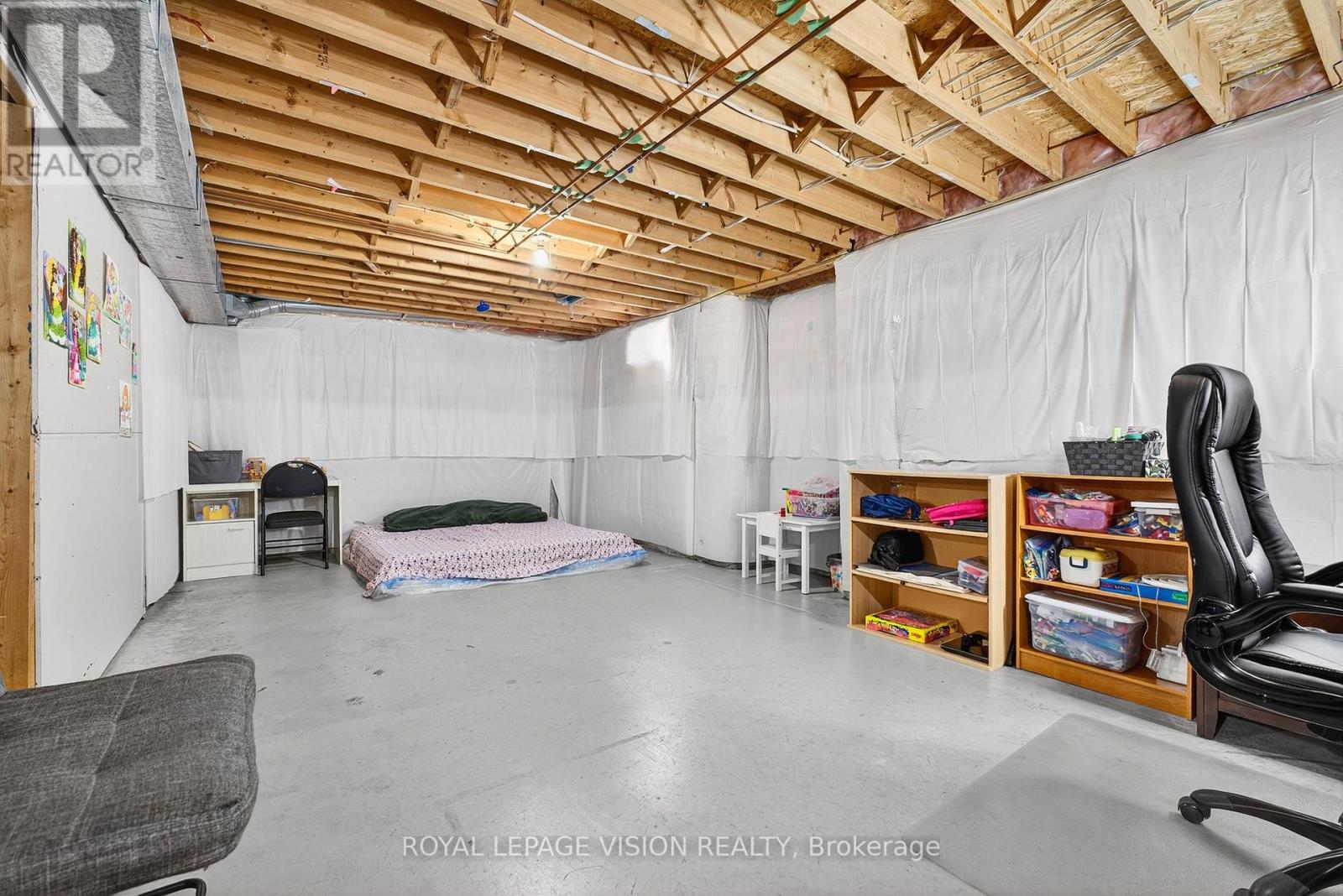 Photo 40 of 811 Beatrice Street E, Oshawa ON