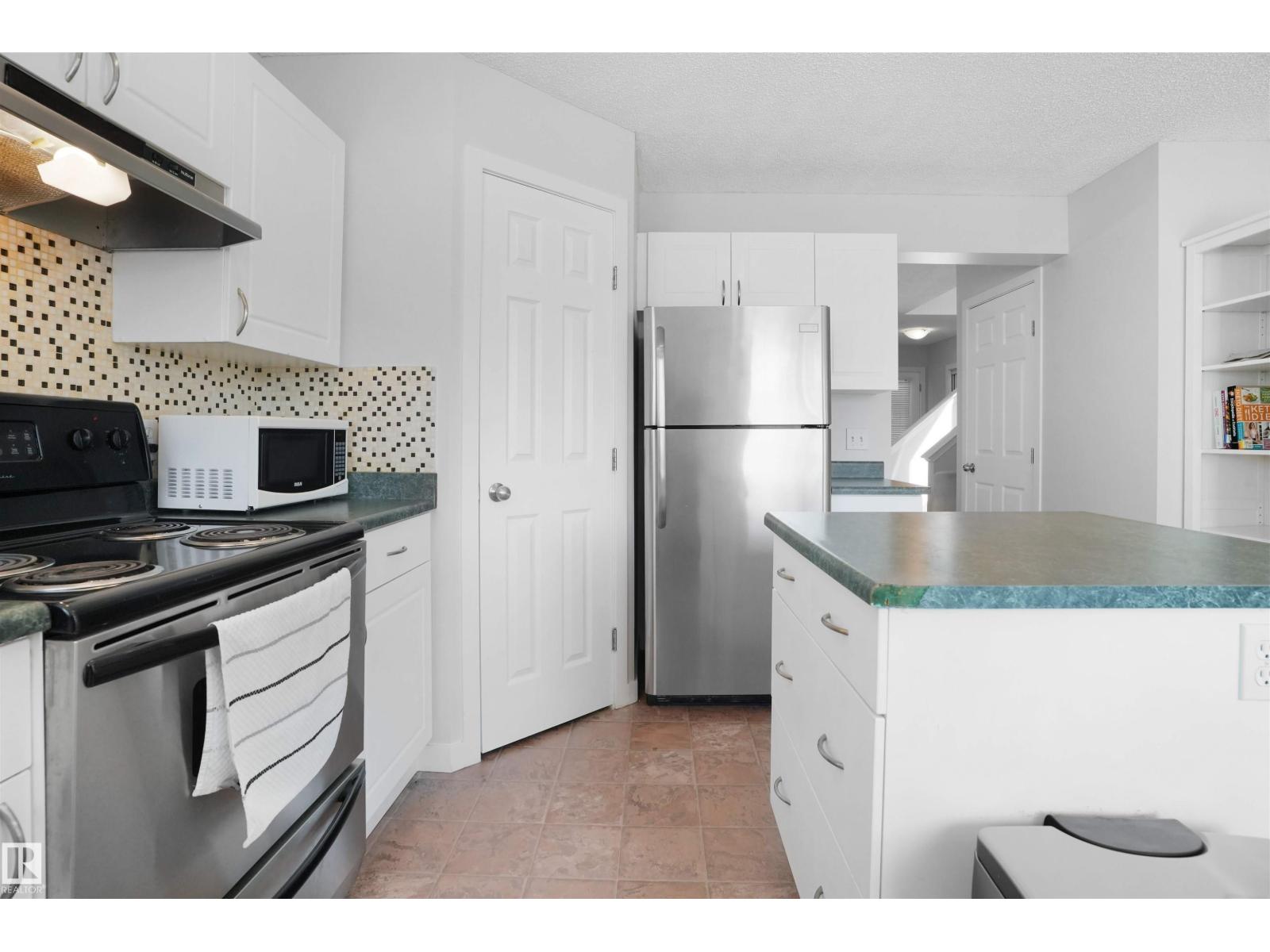 Photo 14 of 21353 87 A Av Nw, Edmonton AB