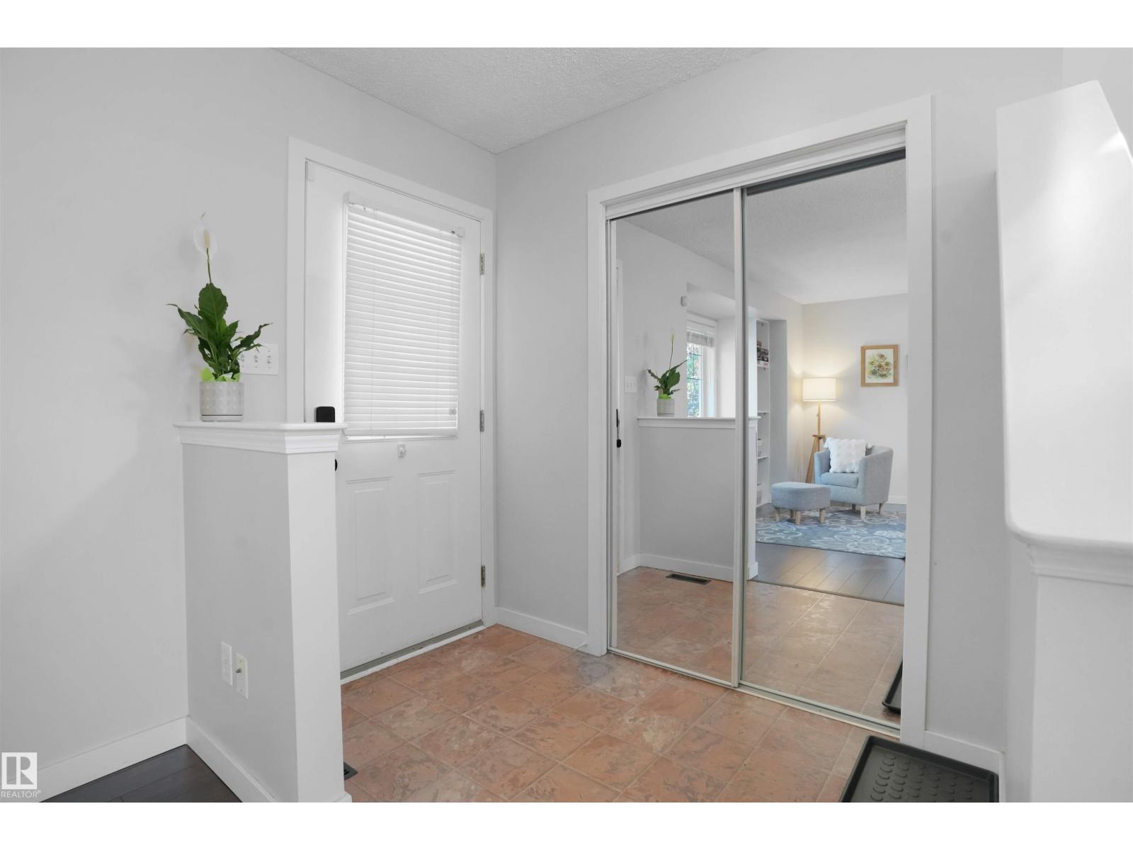 Photo 8 of 21353 87 A Av Nw, Edmonton AB