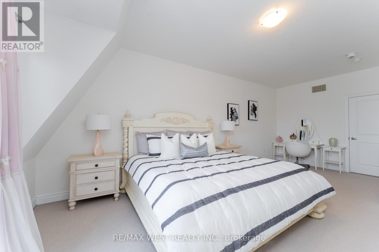 Photo 19 of 19 2172 Trafalgar Road, Oakville ON