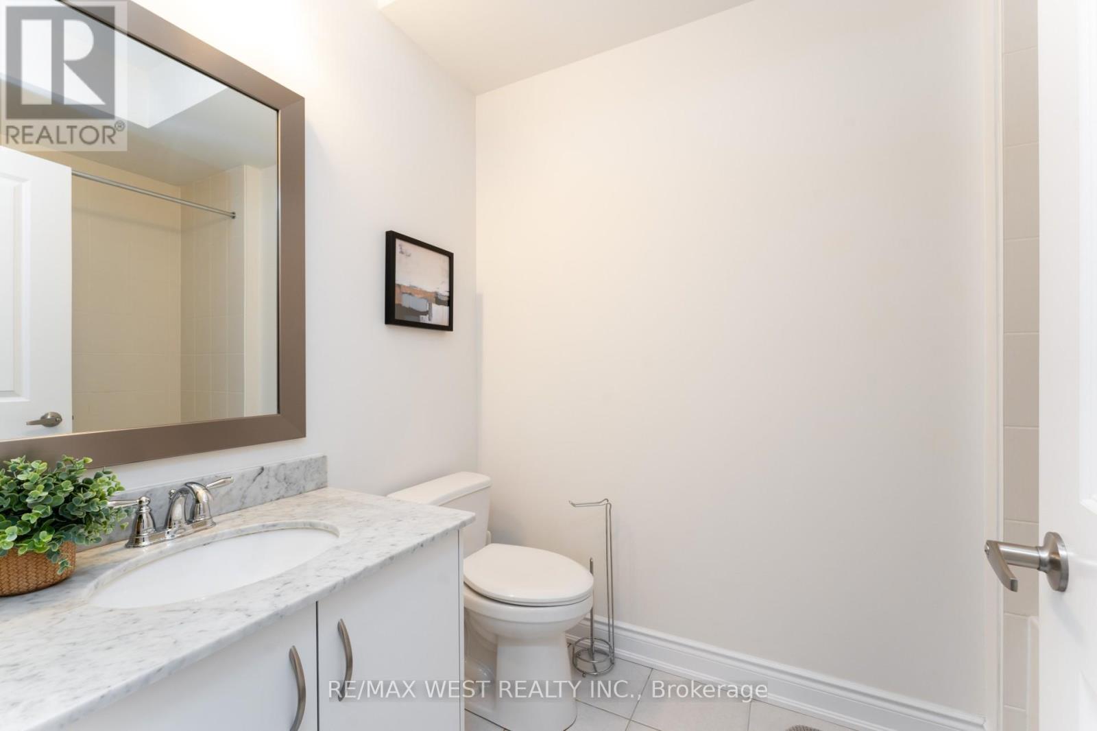 Photo 15 of 19 2172 Trafalgar Road, Oakville ON