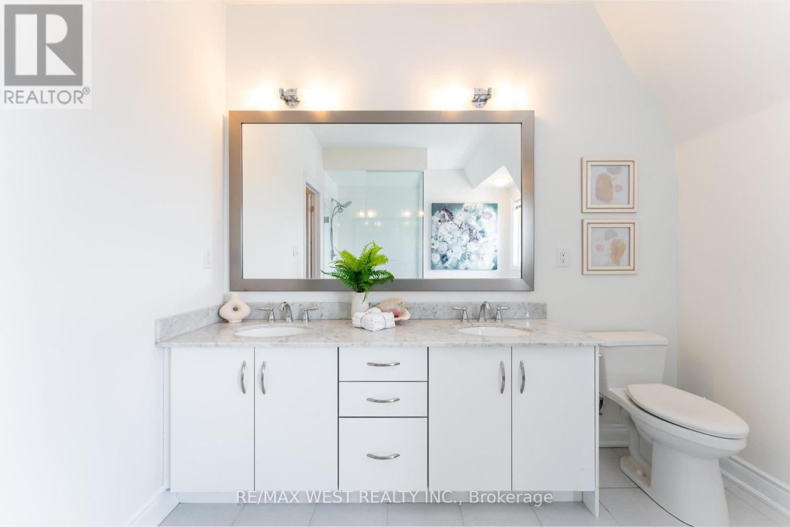 Photo 24 of 19 2172 Trafalgar Road, Oakville ON