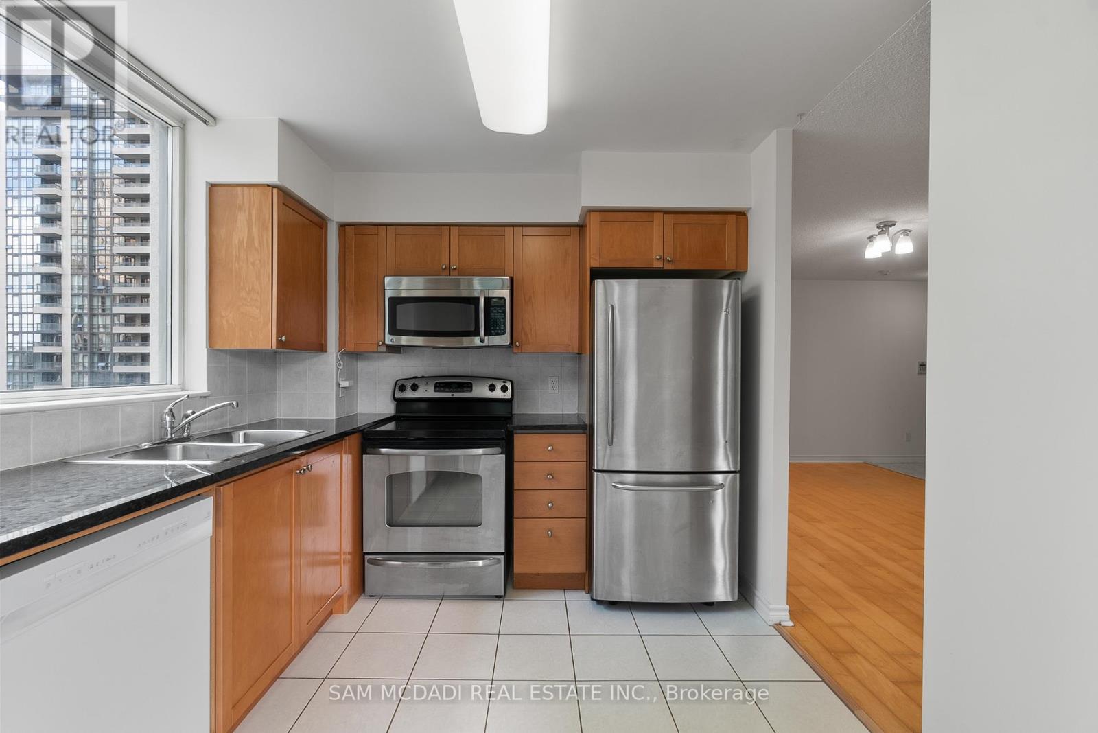 Photo 10 of 802 18 Spring Garden Avenue, Toronto ON