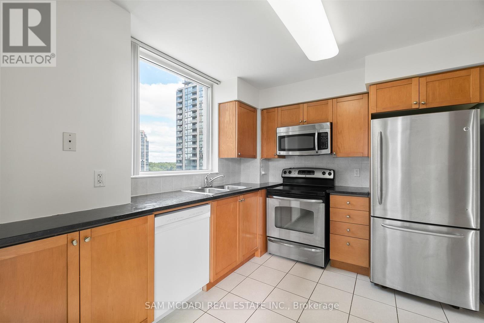 Photo 11 of 802 18 Spring Garden Avenue, Toronto ON