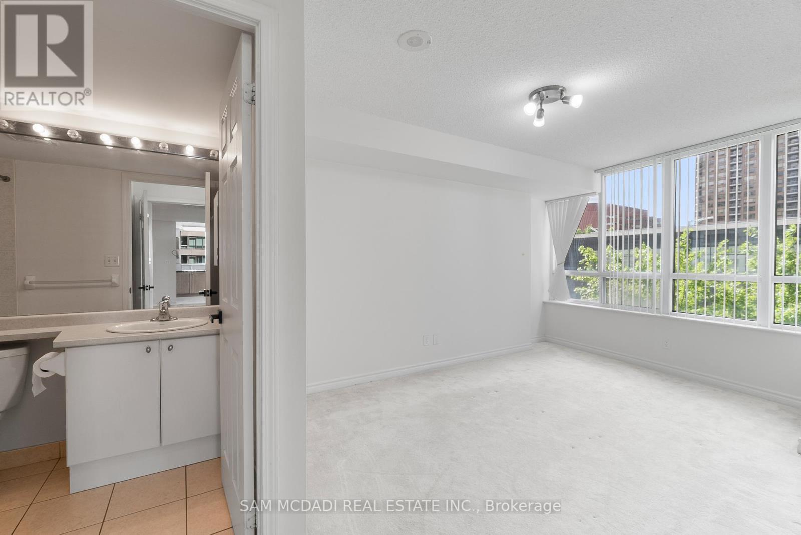 Photo 18 of 802 18 Spring Garden Avenue, Toronto ON