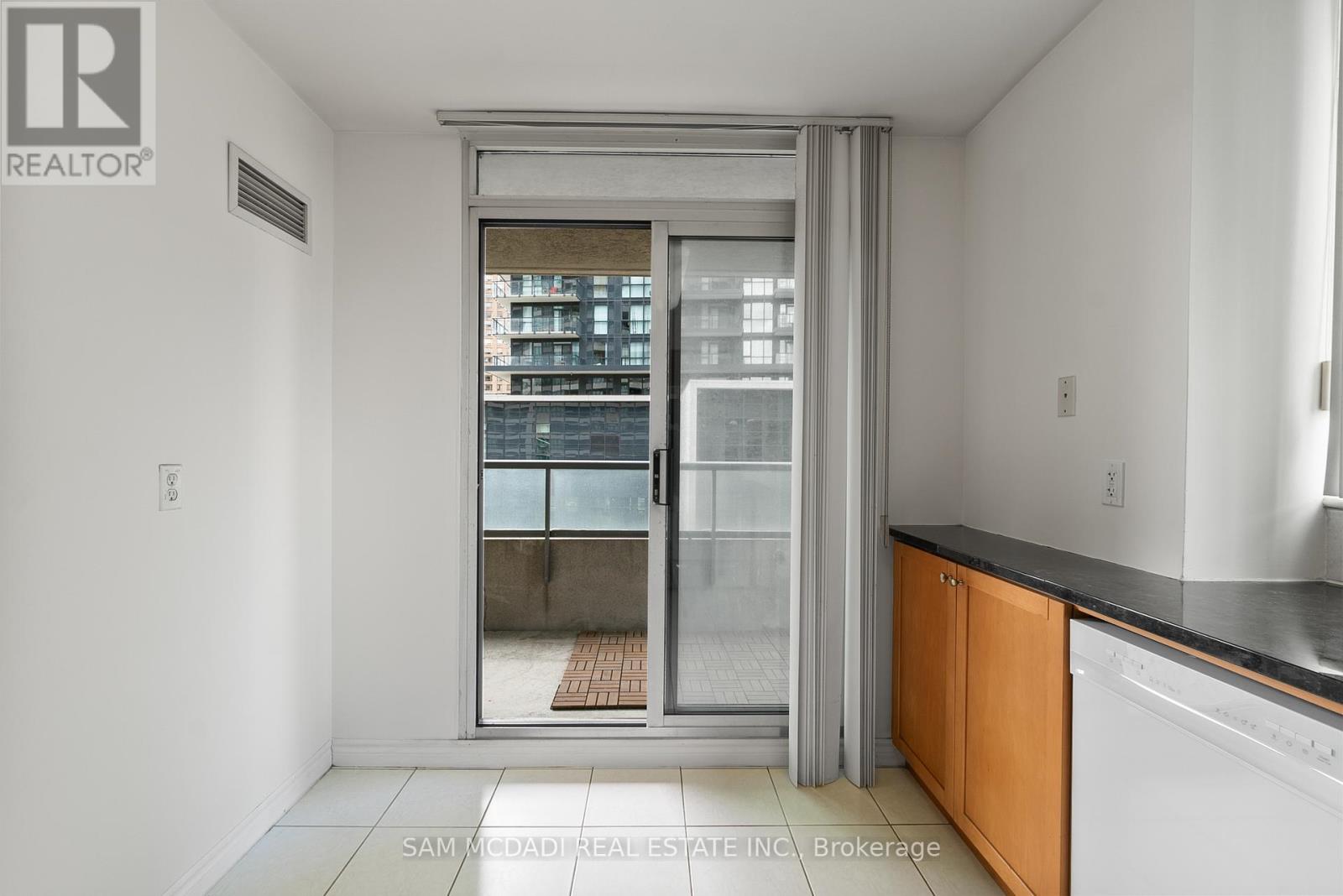Photo 9 of 802 18 Spring Garden Avenue, Toronto ON