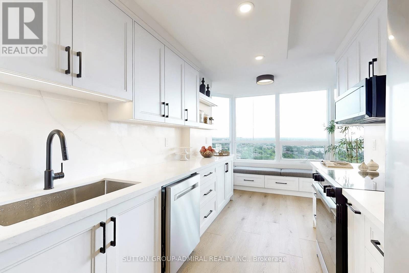 Photo 5 of 901 7601 Bathurst Street, Vaughan ON