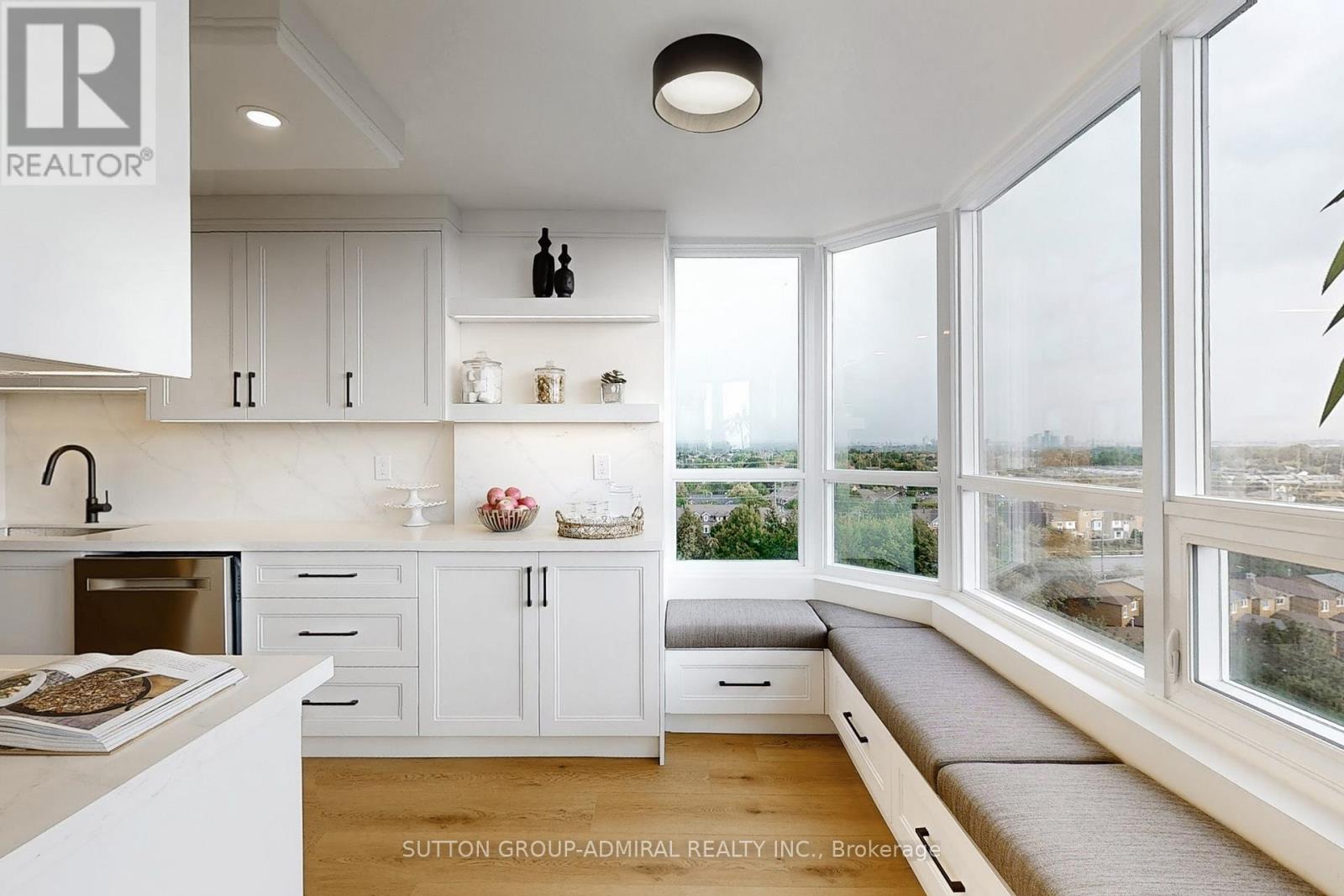 Photo 8 of 901 7601 Bathurst Street, Vaughan ON