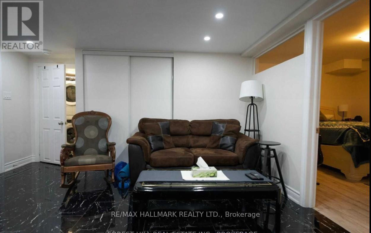 Photo 5 of 90 Black Maple Crescent, Vaughan ON