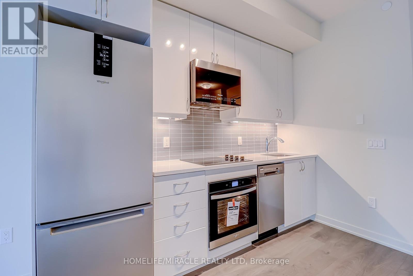 Photo 10 of 3506 38 Annie Craig Drive, Toronto ON