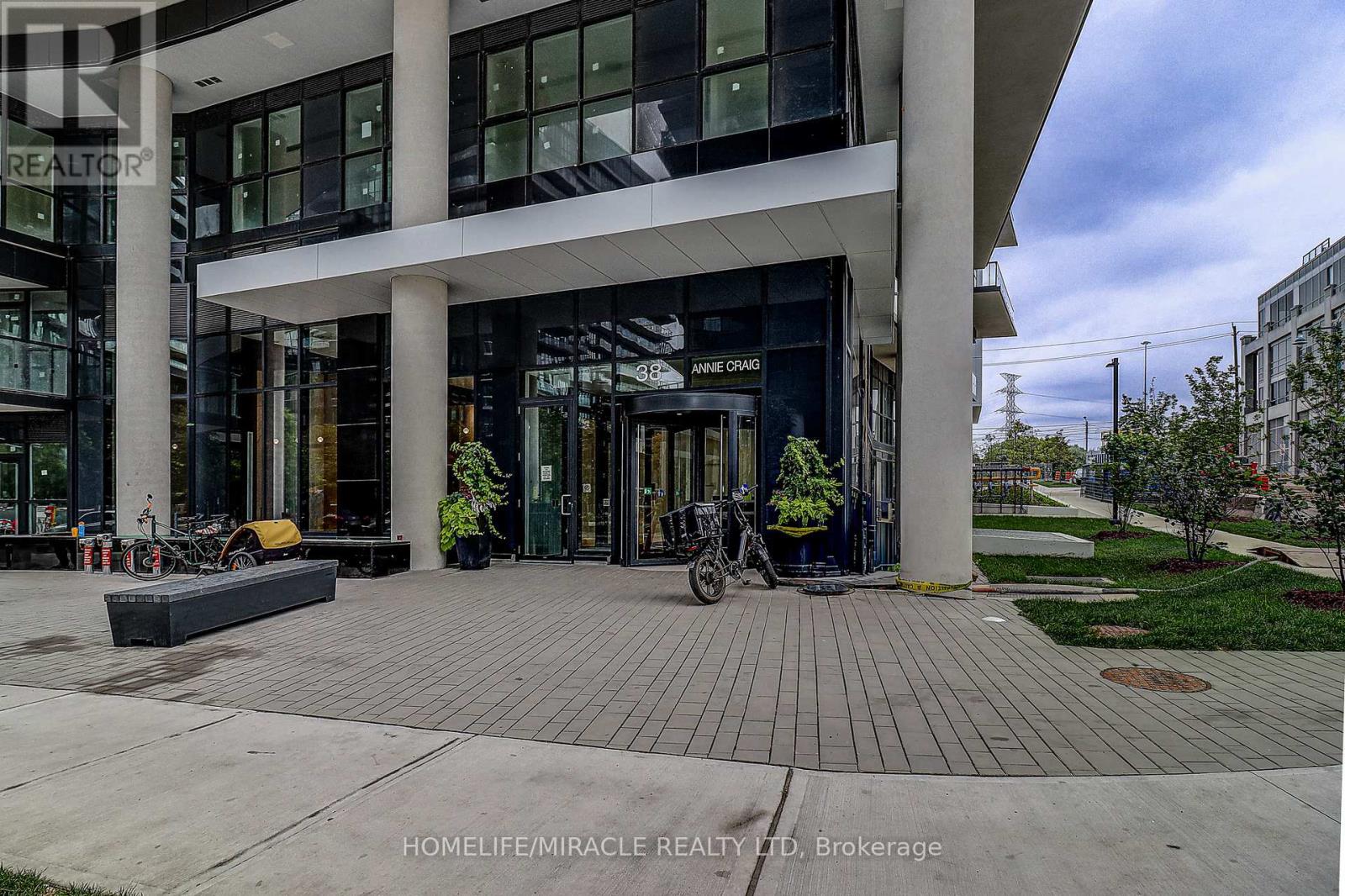 Photo 3 of 3506 38 Annie Craig Drive, Toronto ON