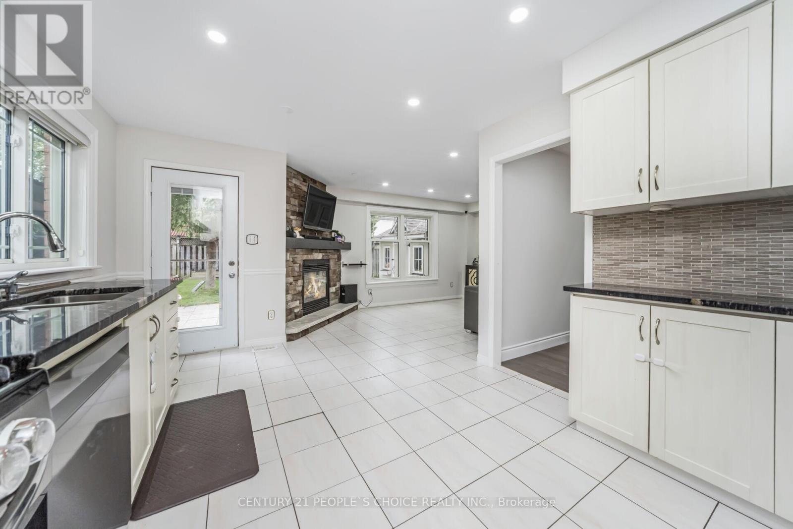 Photo 11 of 10 Hillgarden Drive, Hamilton ON