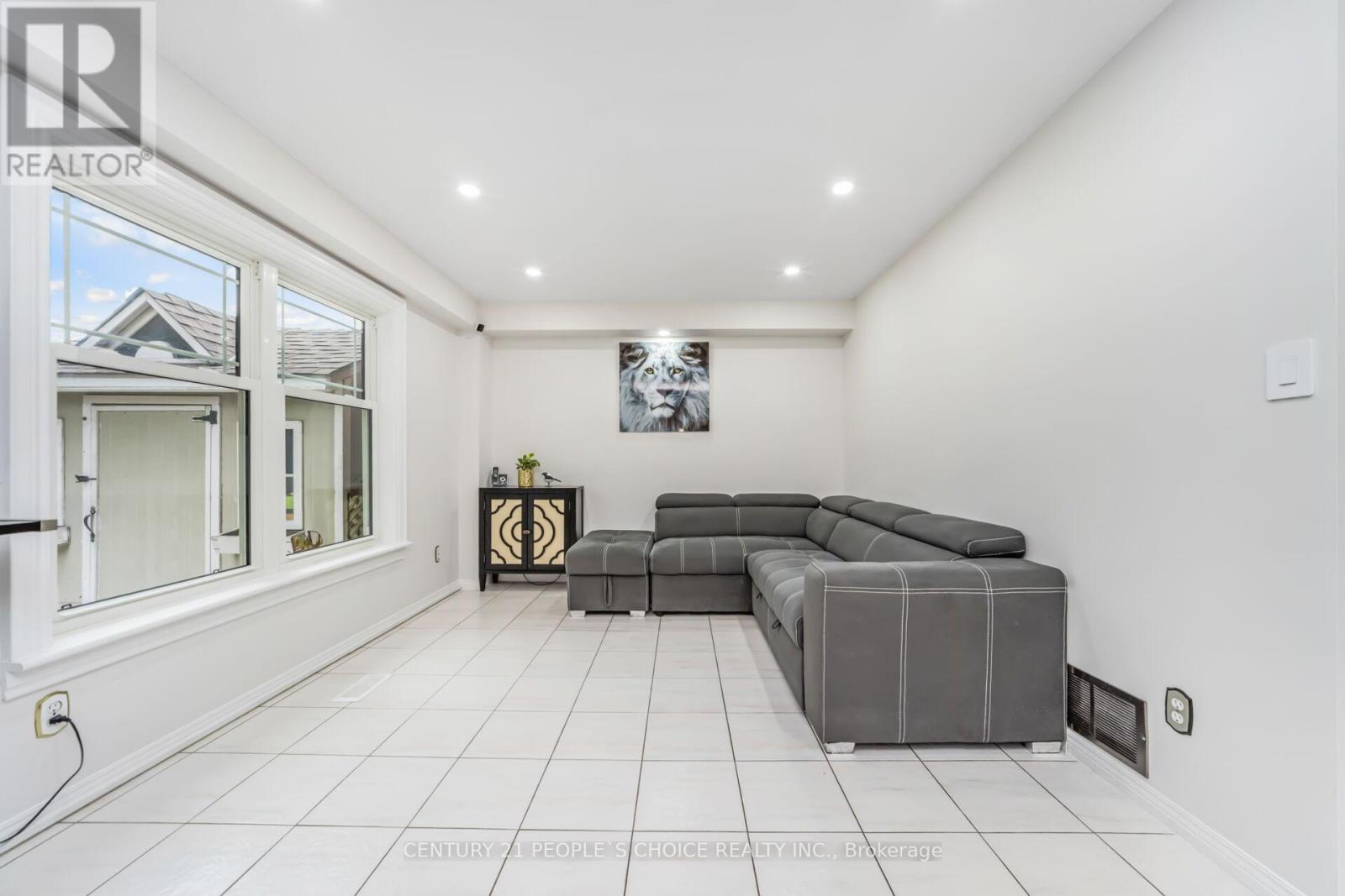 Photo 13 of 10 Hillgarden Drive, Hamilton ON