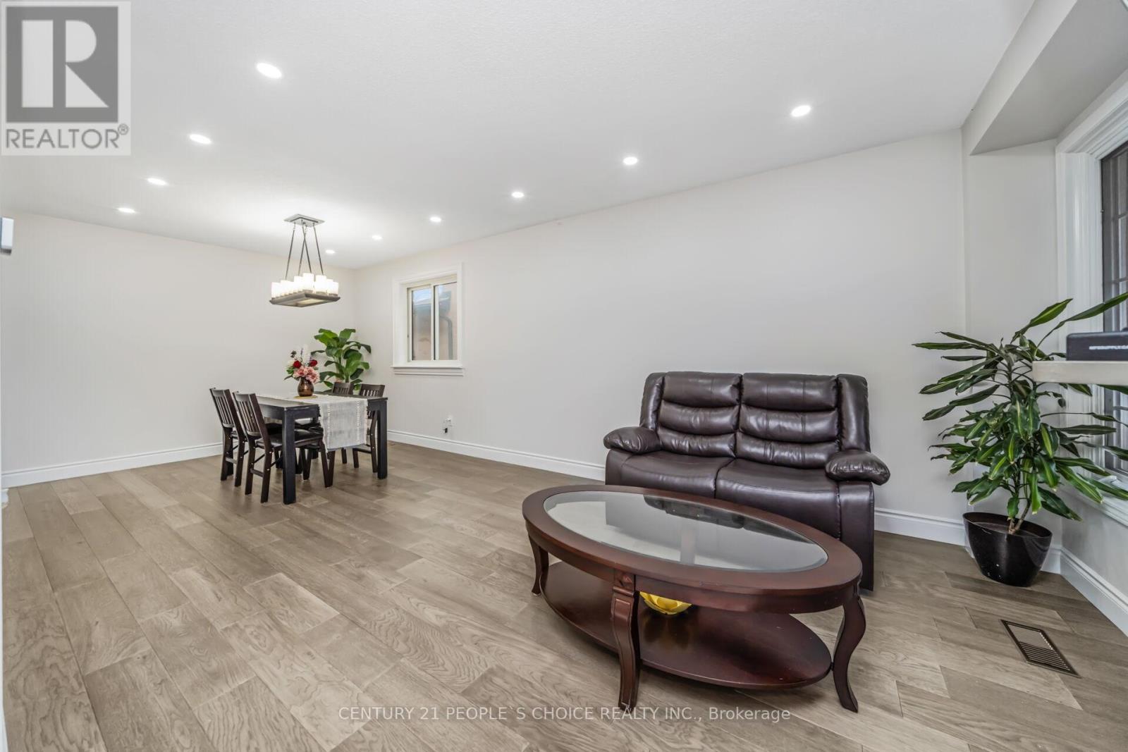 Photo 15 of 10 Hillgarden Drive, Hamilton ON