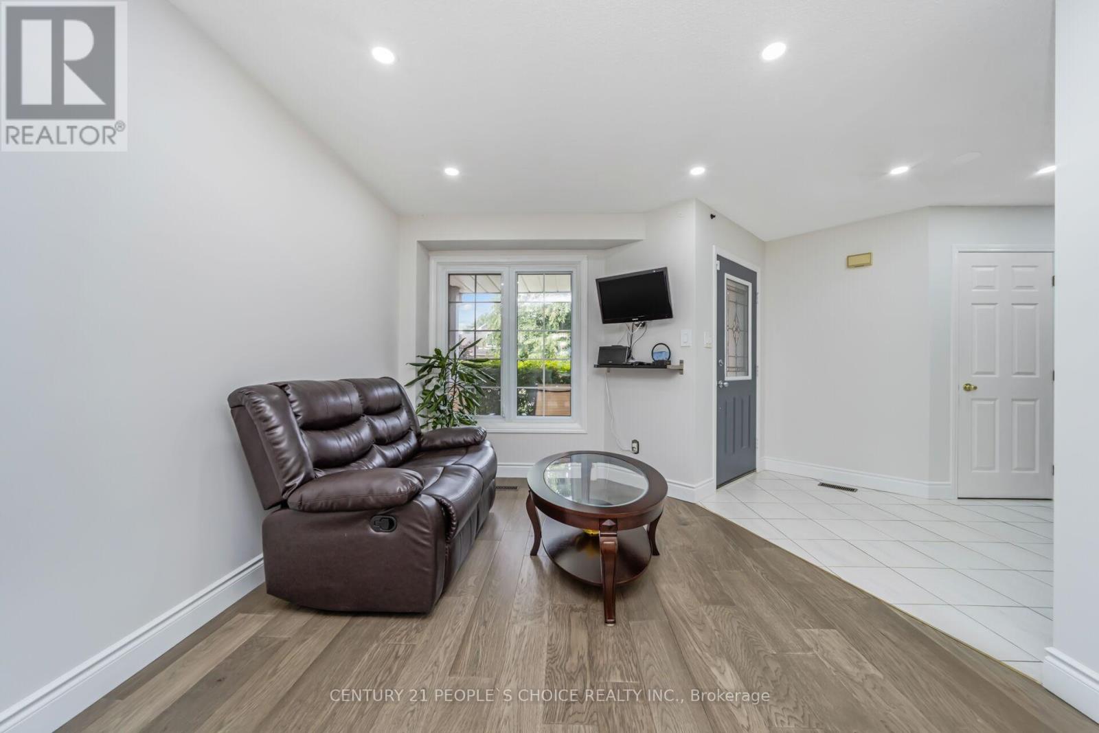 Photo 16 of 10 Hillgarden Drive, Hamilton ON