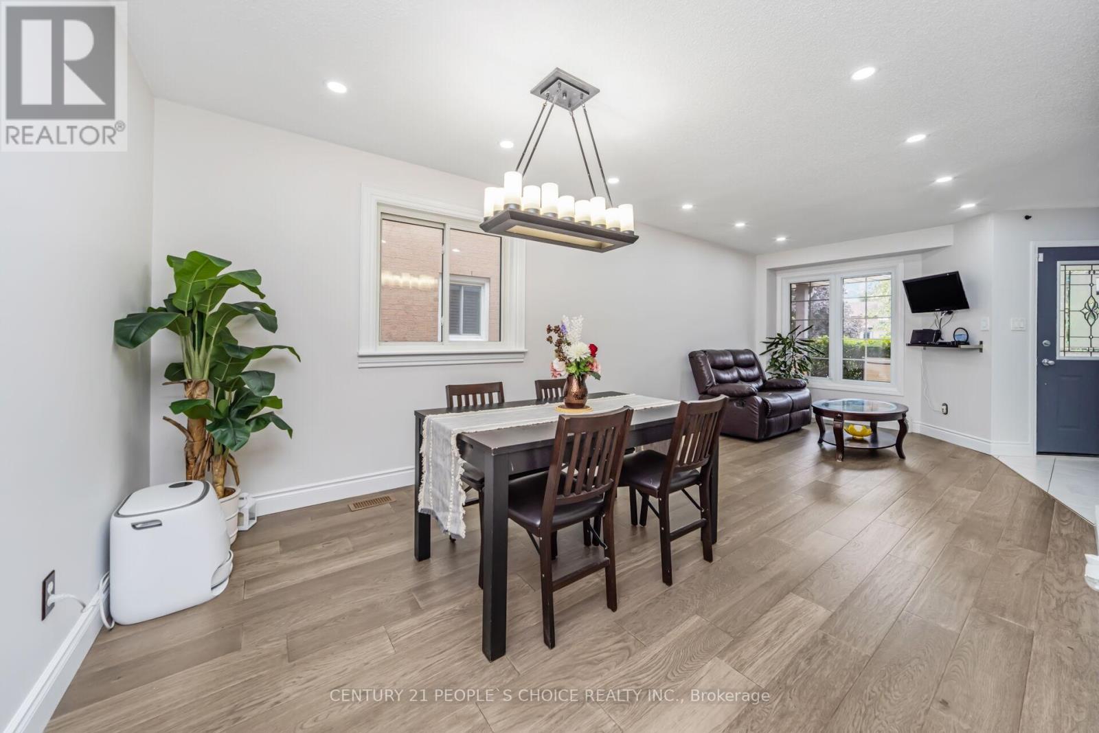 Photo 19 of 10 Hillgarden Drive, Hamilton ON