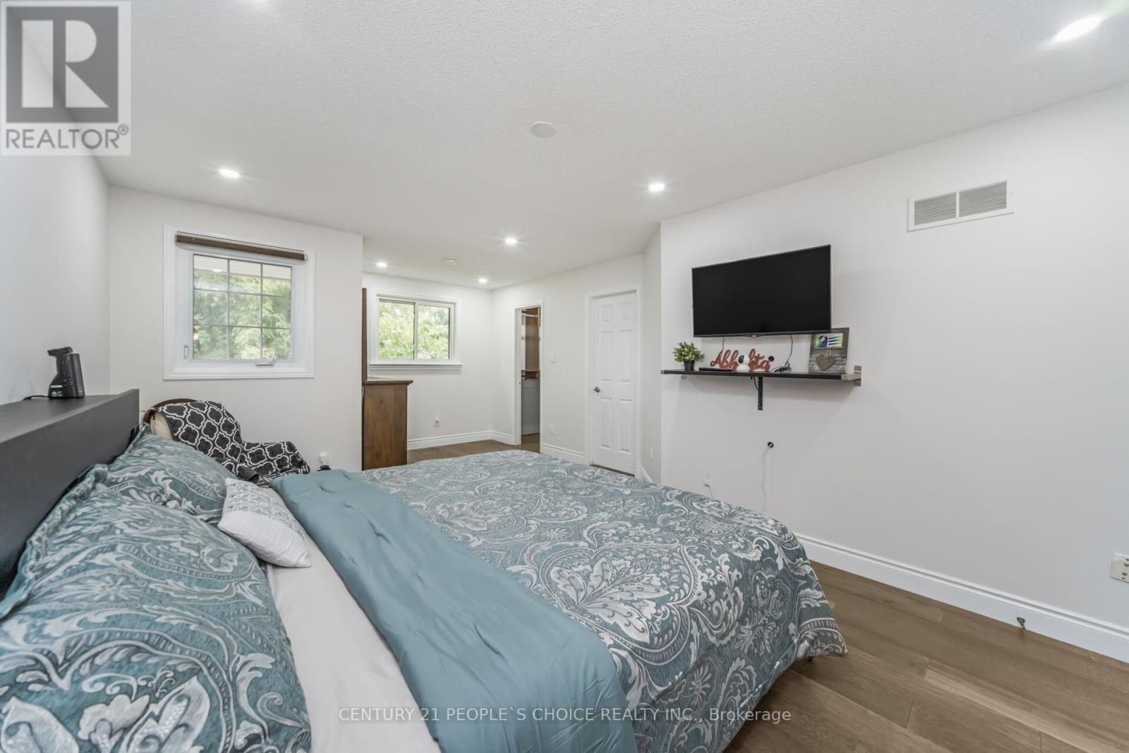 Photo 25 of 10 Hillgarden Drive, Hamilton ON