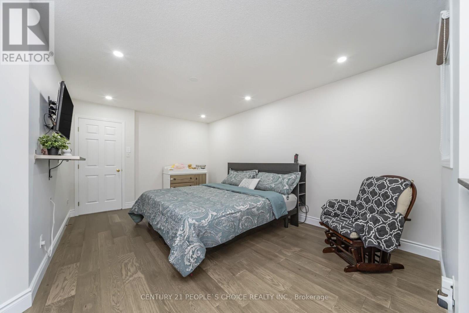 Photo 26 of 10 Hillgarden Drive, Hamilton ON