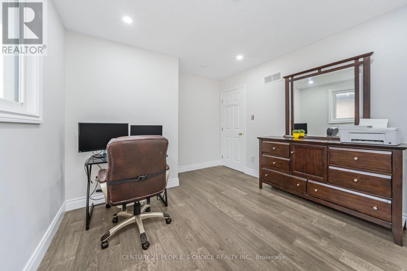 Photo 31 of 10 Hillgarden Drive, Hamilton ON