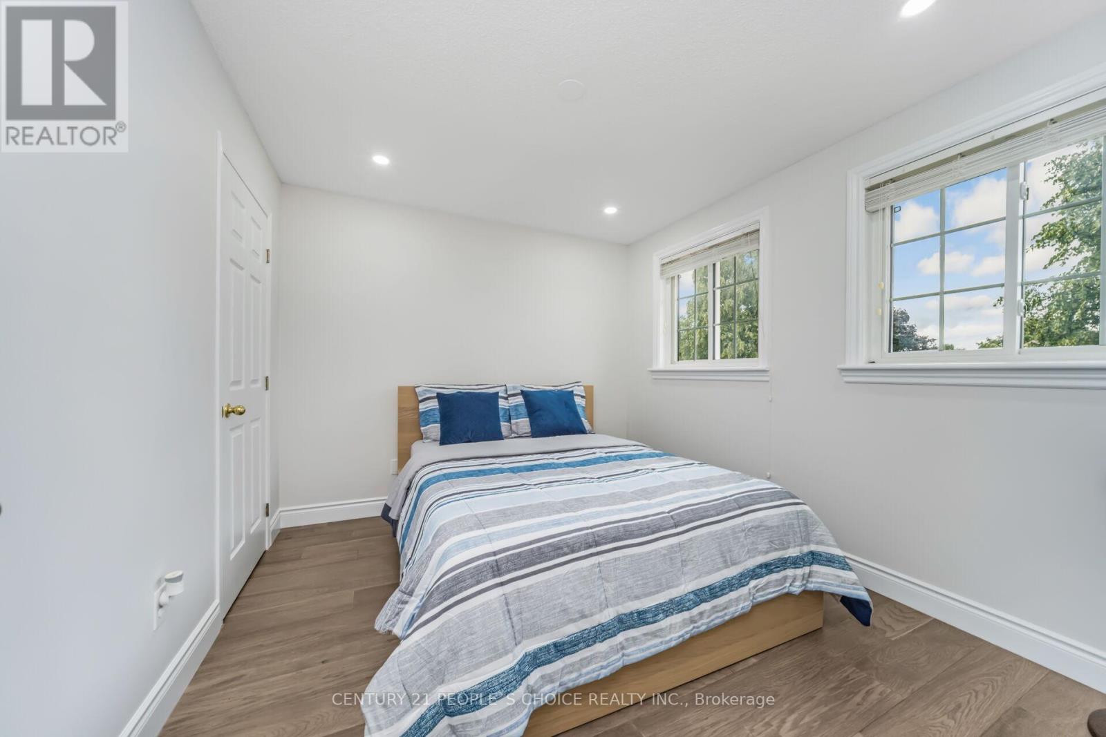 Photo 32 of 10 Hillgarden Drive, Hamilton ON
