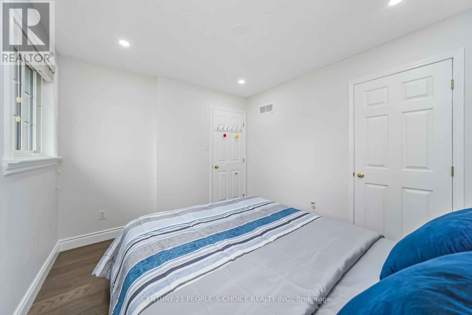 Photo 33 of 10 Hillgarden Drive, Hamilton ON