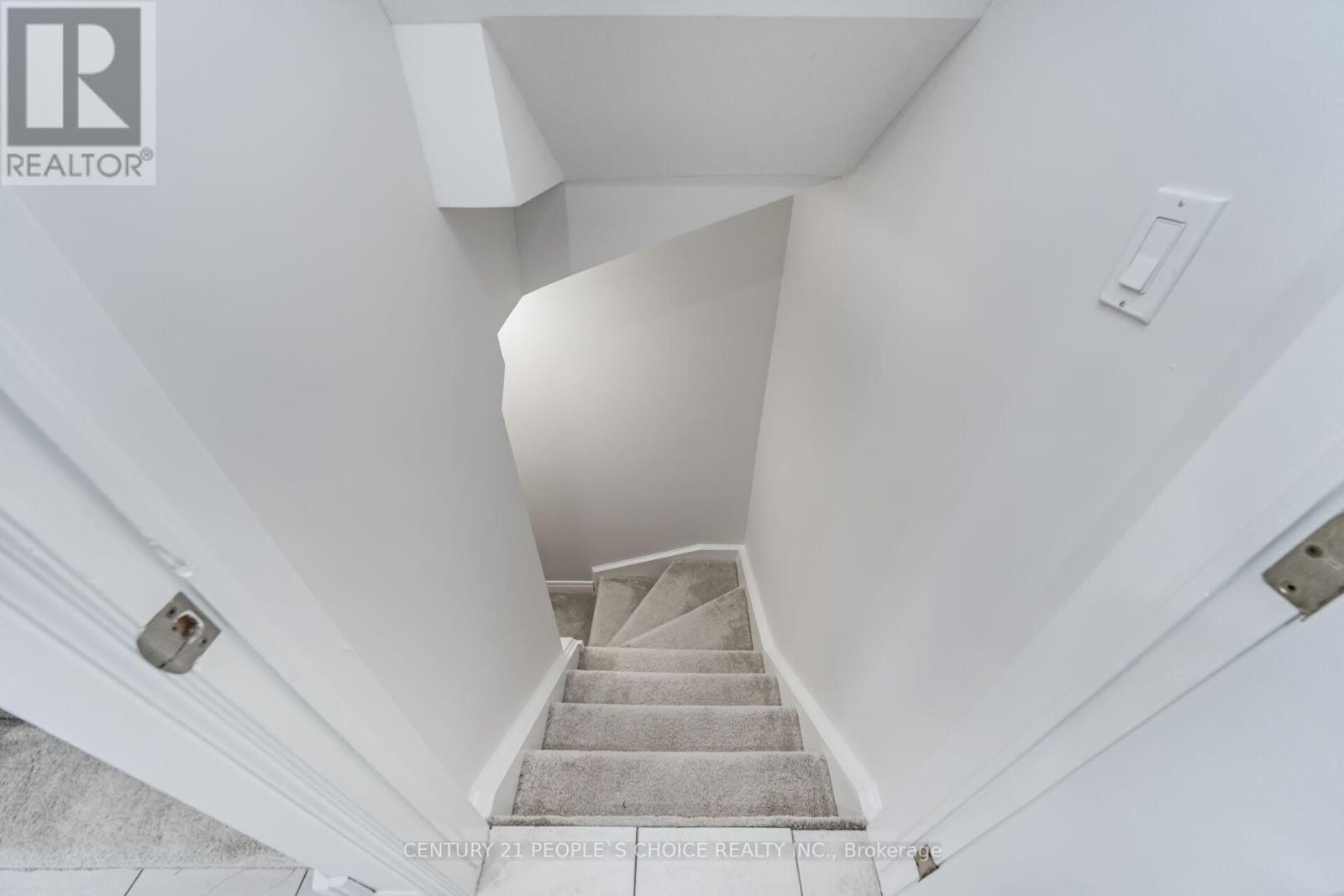 Photo 37 of 10 Hillgarden Drive, Hamilton ON
