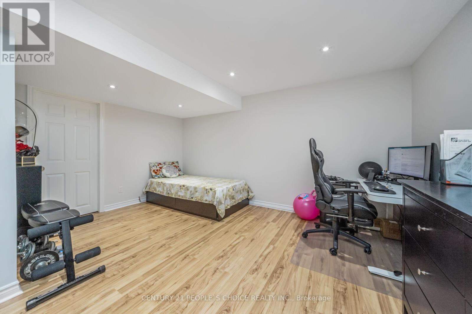 Photo 39 of 10 Hillgarden Drive, Hamilton ON