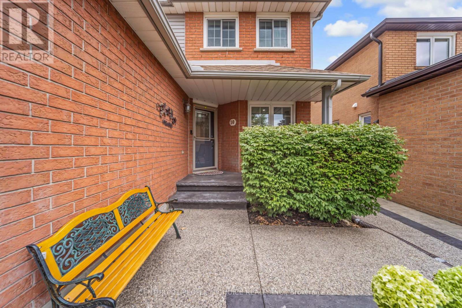 Photo 4 of 10 Hillgarden Drive, Hamilton ON