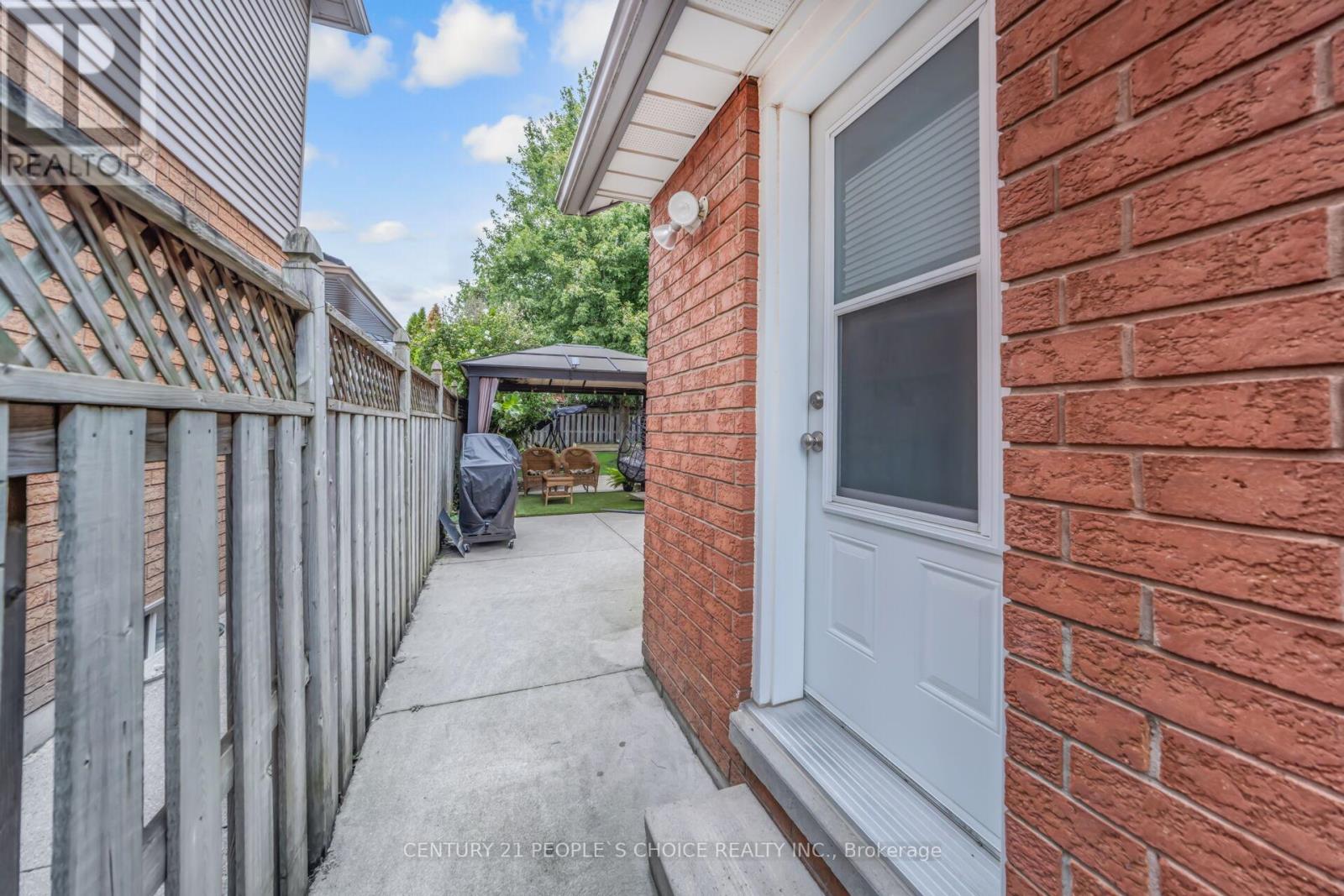 Photo 43 of 10 Hillgarden Drive, Hamilton ON