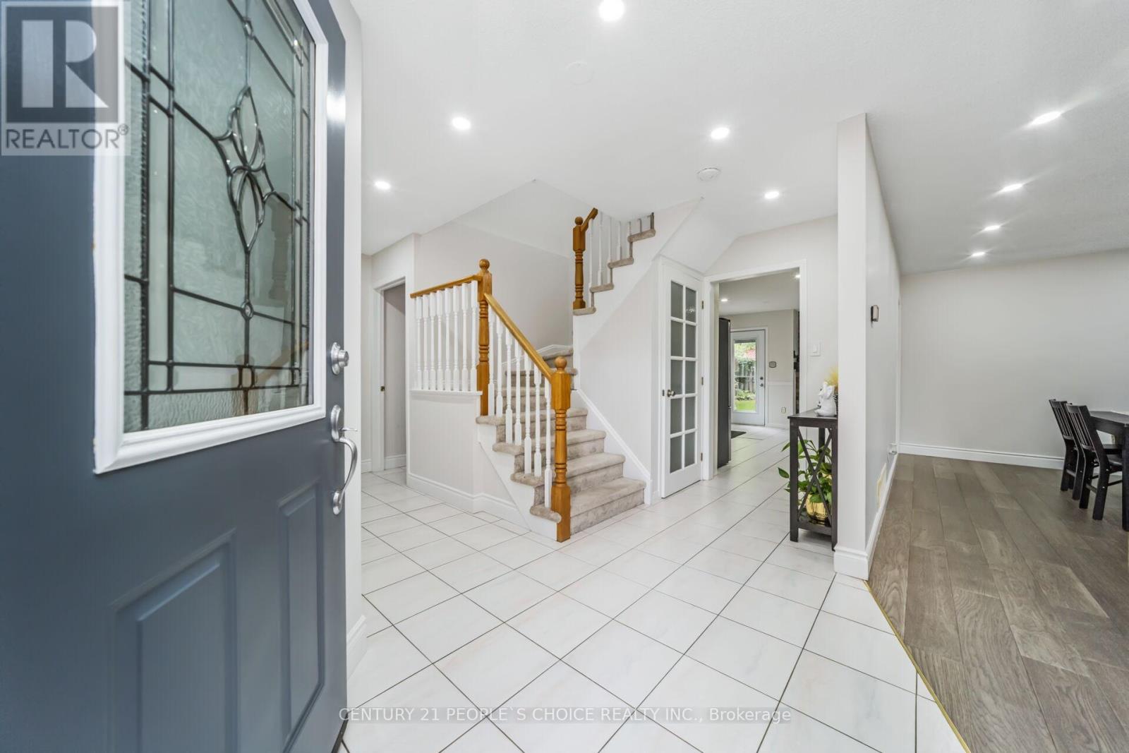 Photo 5 of 10 Hillgarden Drive, Hamilton ON