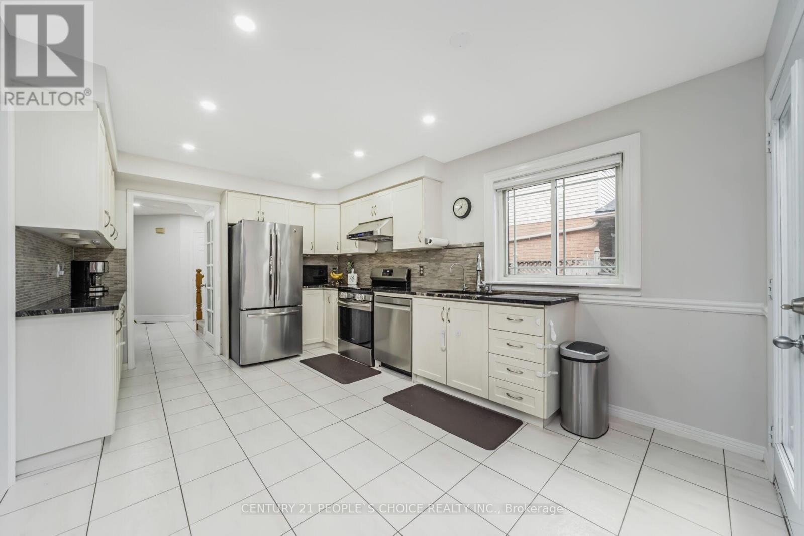 Photo 8 of 10 Hillgarden Drive, Hamilton ON