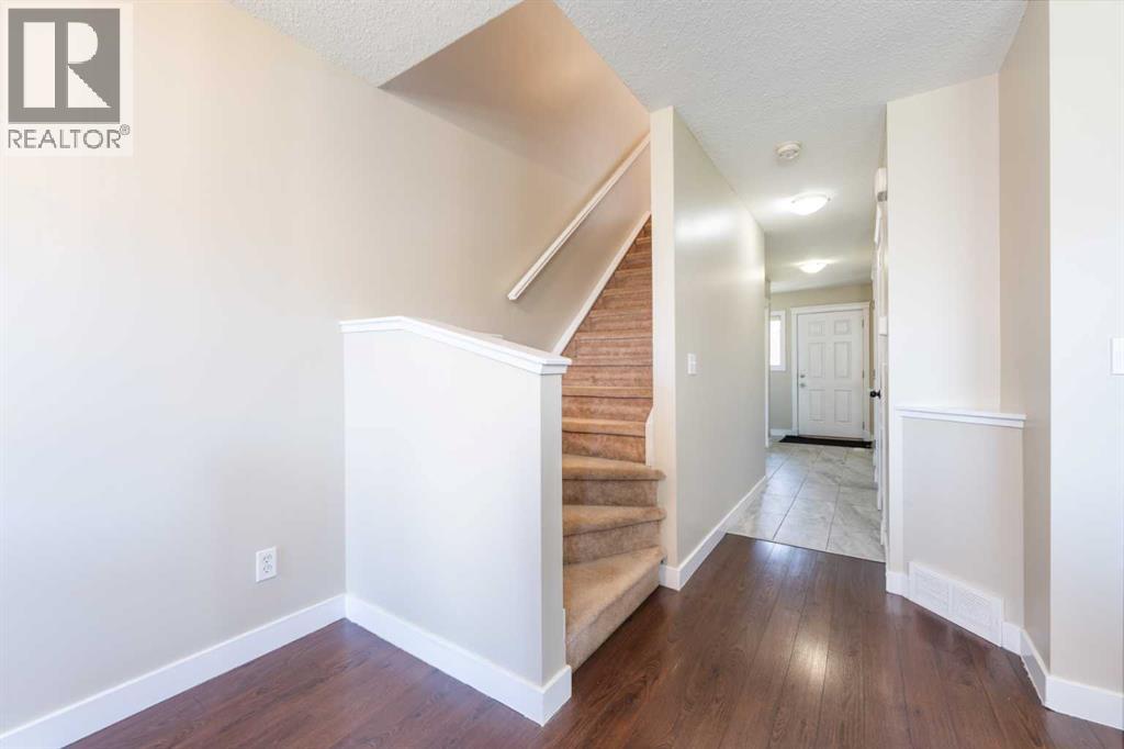 Photo 3 of 220 Bayside Point Sw, Airdrie AB