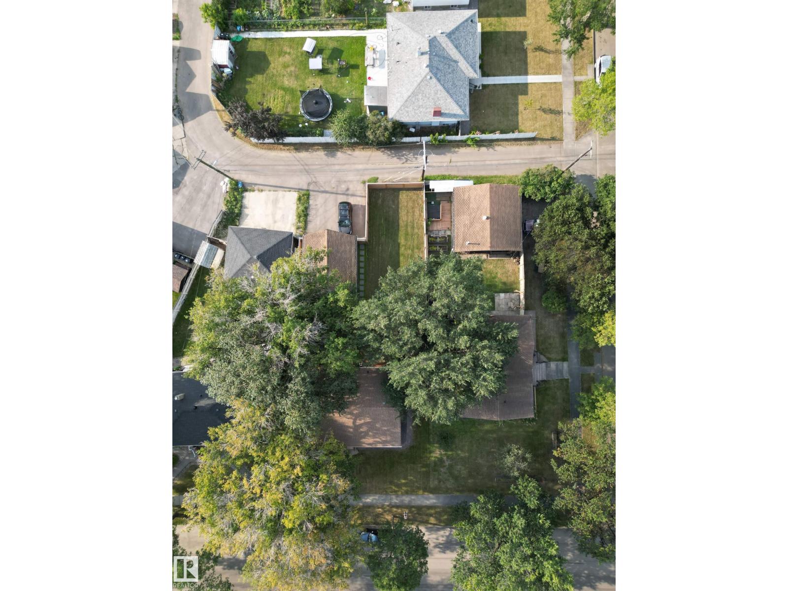 Photo 19 of 13208 Sherbrooke Av Nw, Edmonton AB
