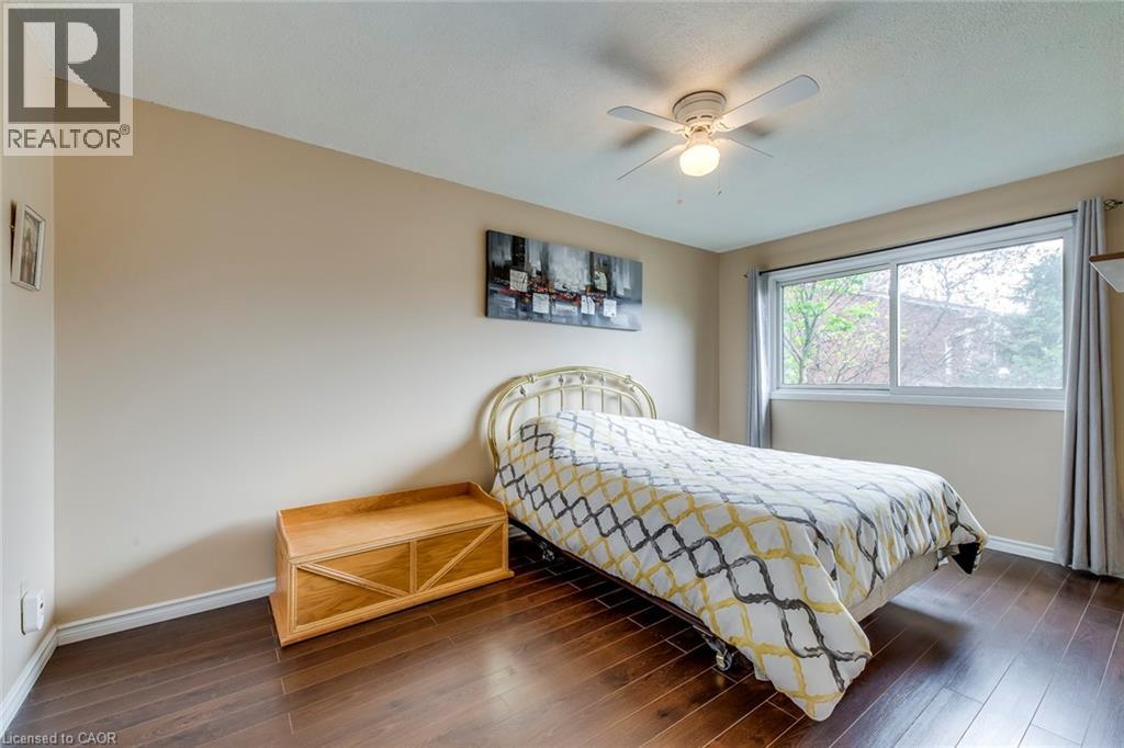 Photo 11 of 1548 Newlands Crescent Unit 14, Burlington ON