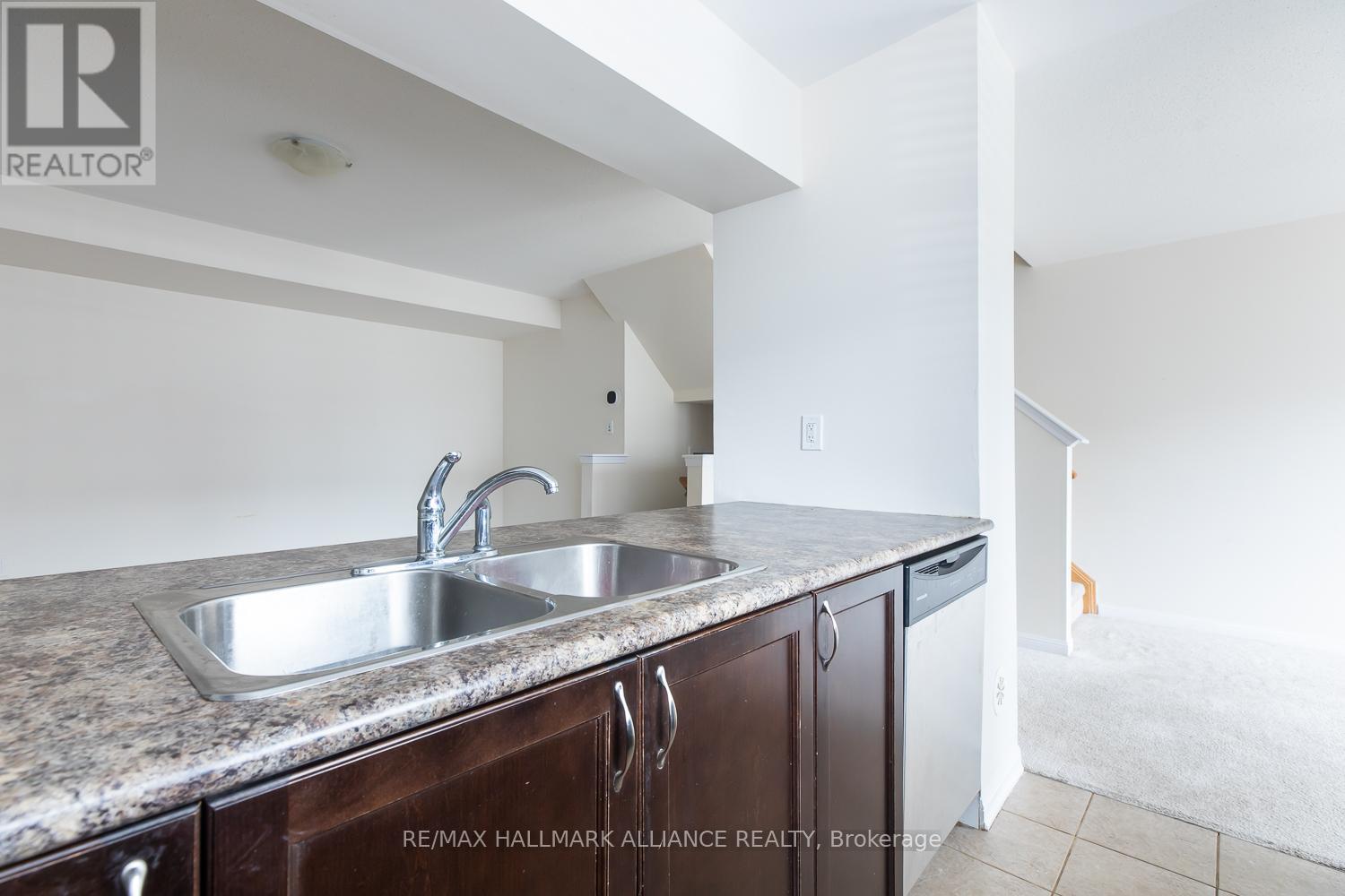Photo 5 of 142 Baycliffe Crescent, Brampton ON