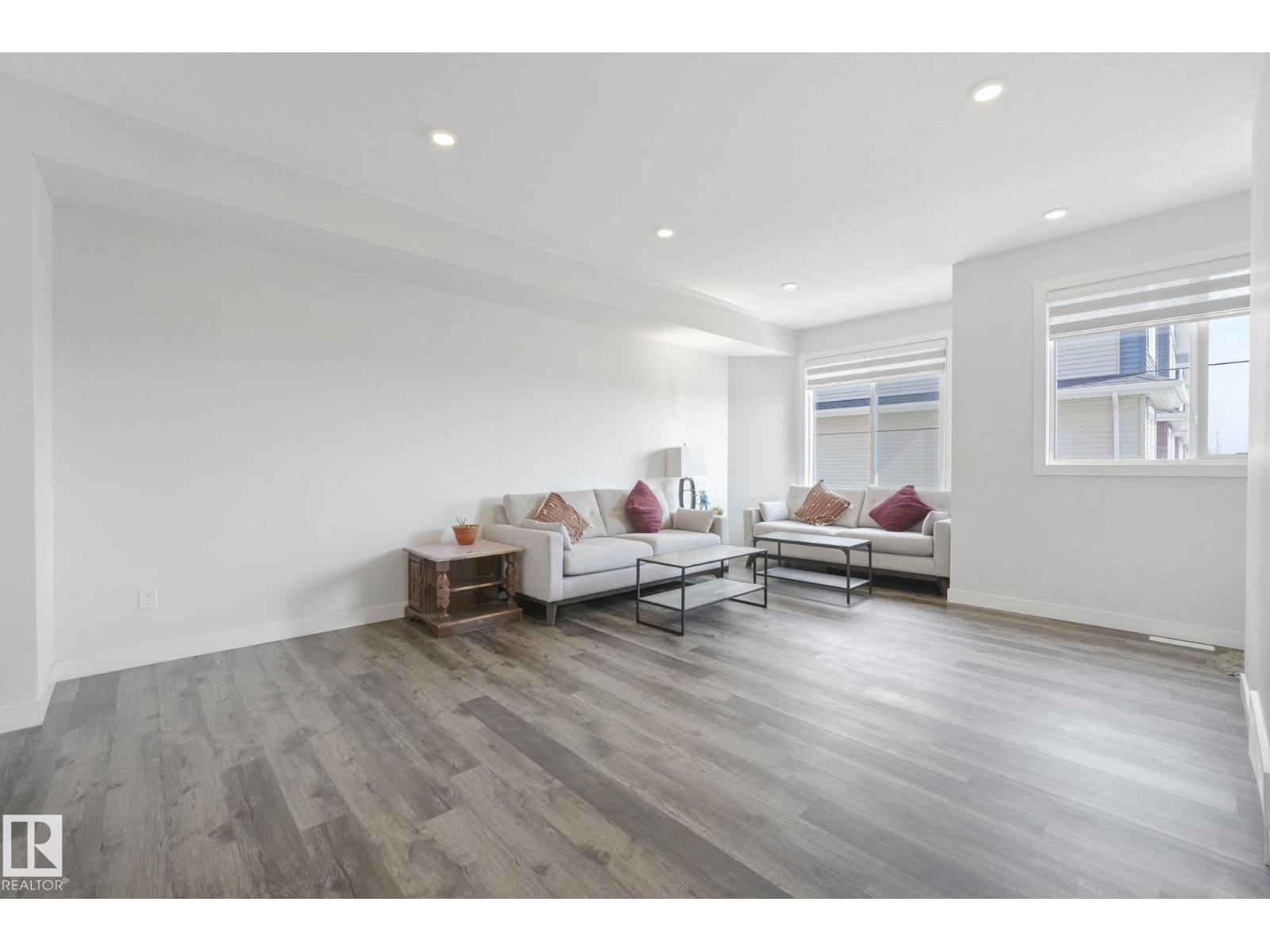 Photo 14 of 3 22786 97 Av Nw, Edmonton AB