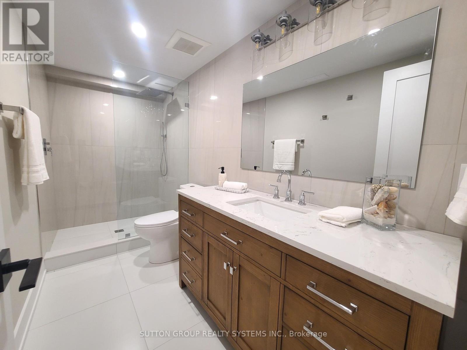 Photo 40 of 21 South Kingsway, Toronto ON