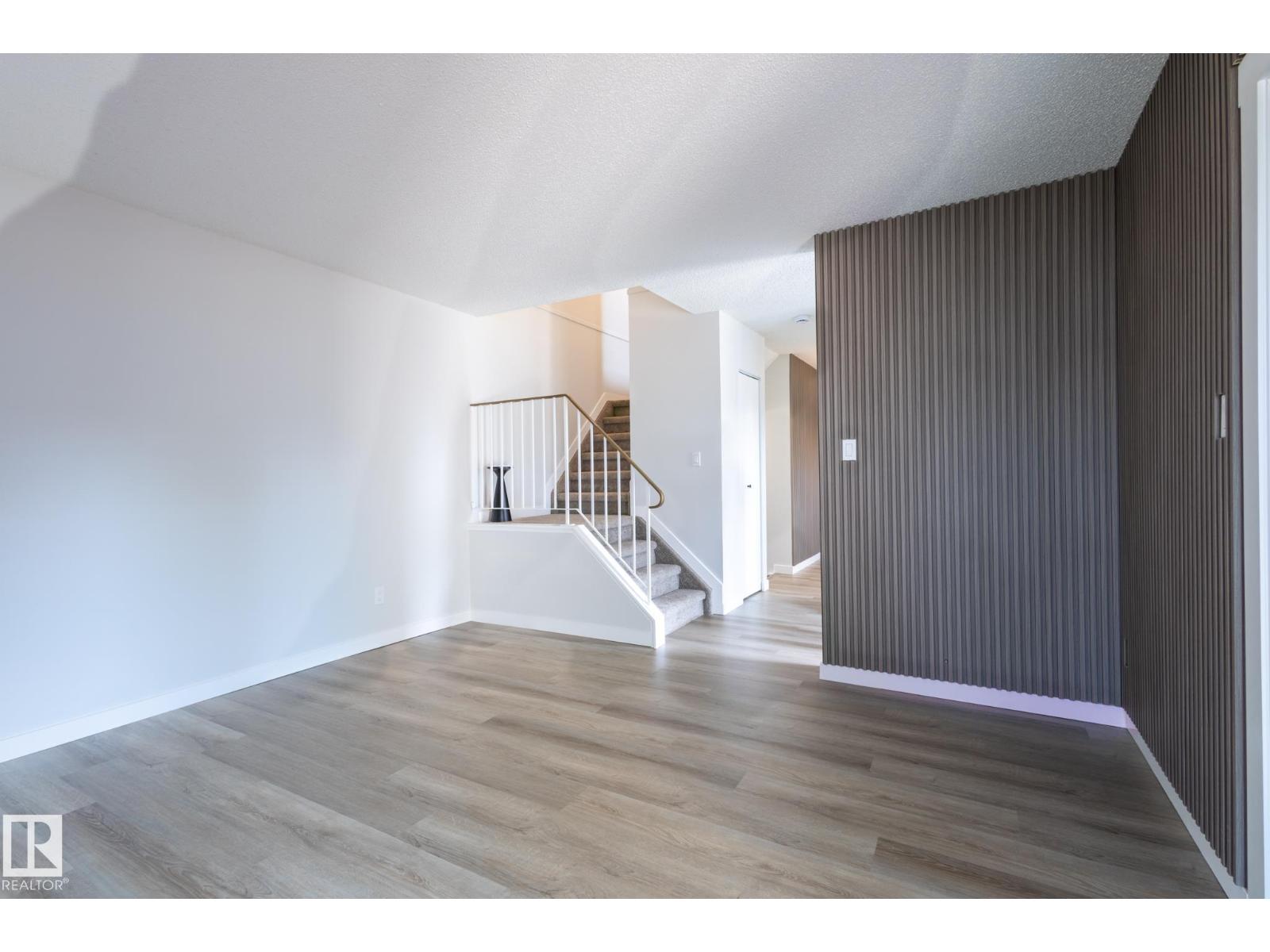 Photo 8 of 14618 25 St Nw, Edmonton AB