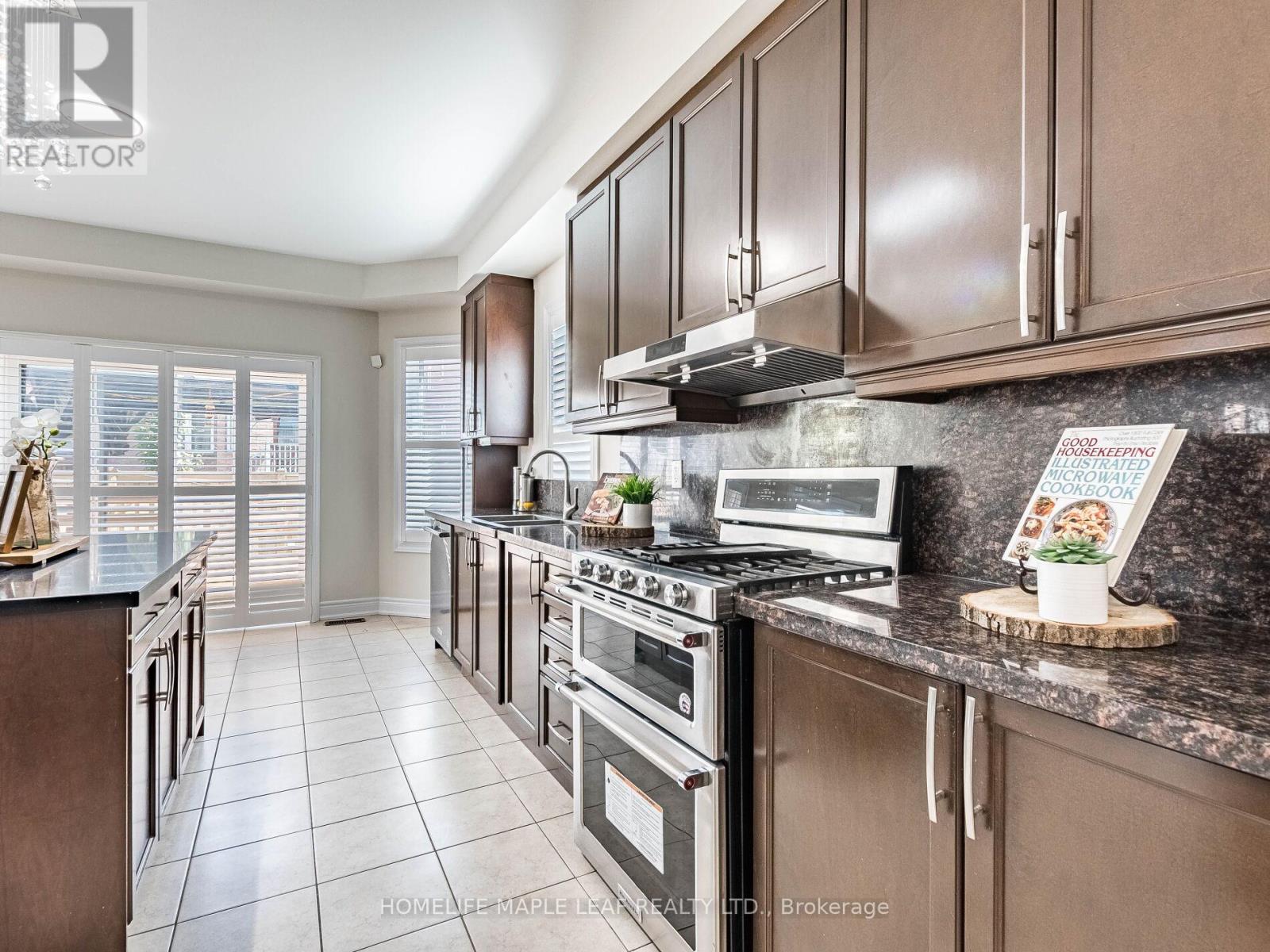 Photo 17 of 39 Birch Tree Trail, Brampton ON