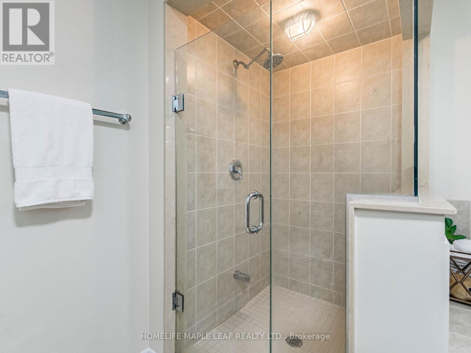 Photo 27 of 39 Birch Tree Trail, Brampton ON