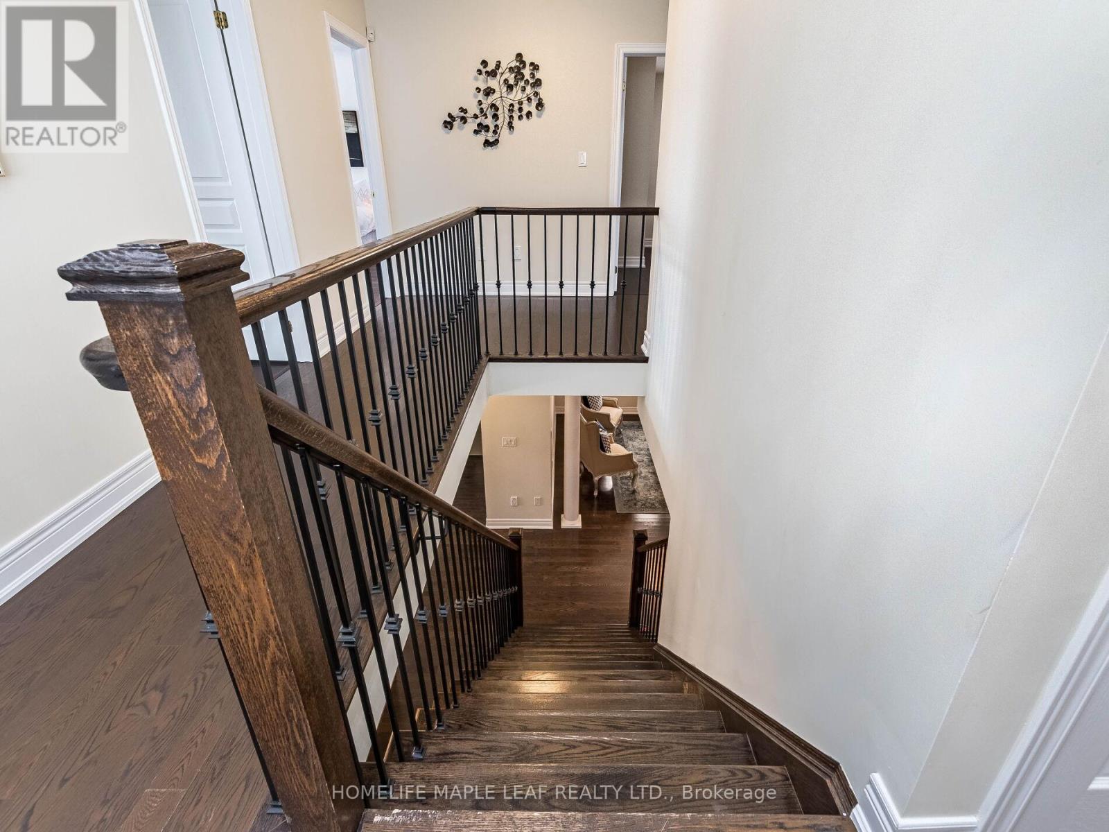 Photo 23 of 39 Birch Tree Trail, Brampton ON