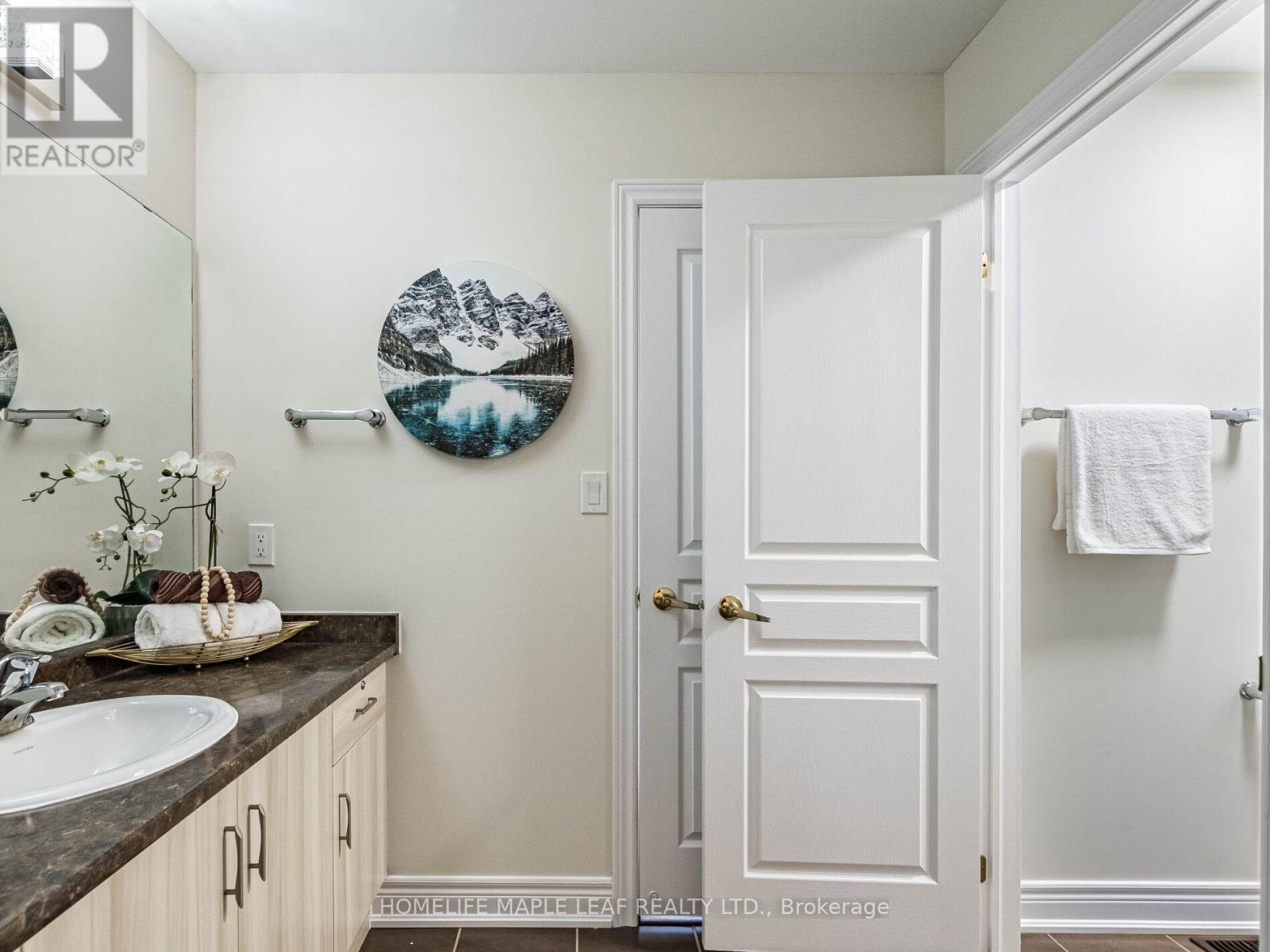 Photo 29 of 39 Birch Tree Trail, Brampton ON
