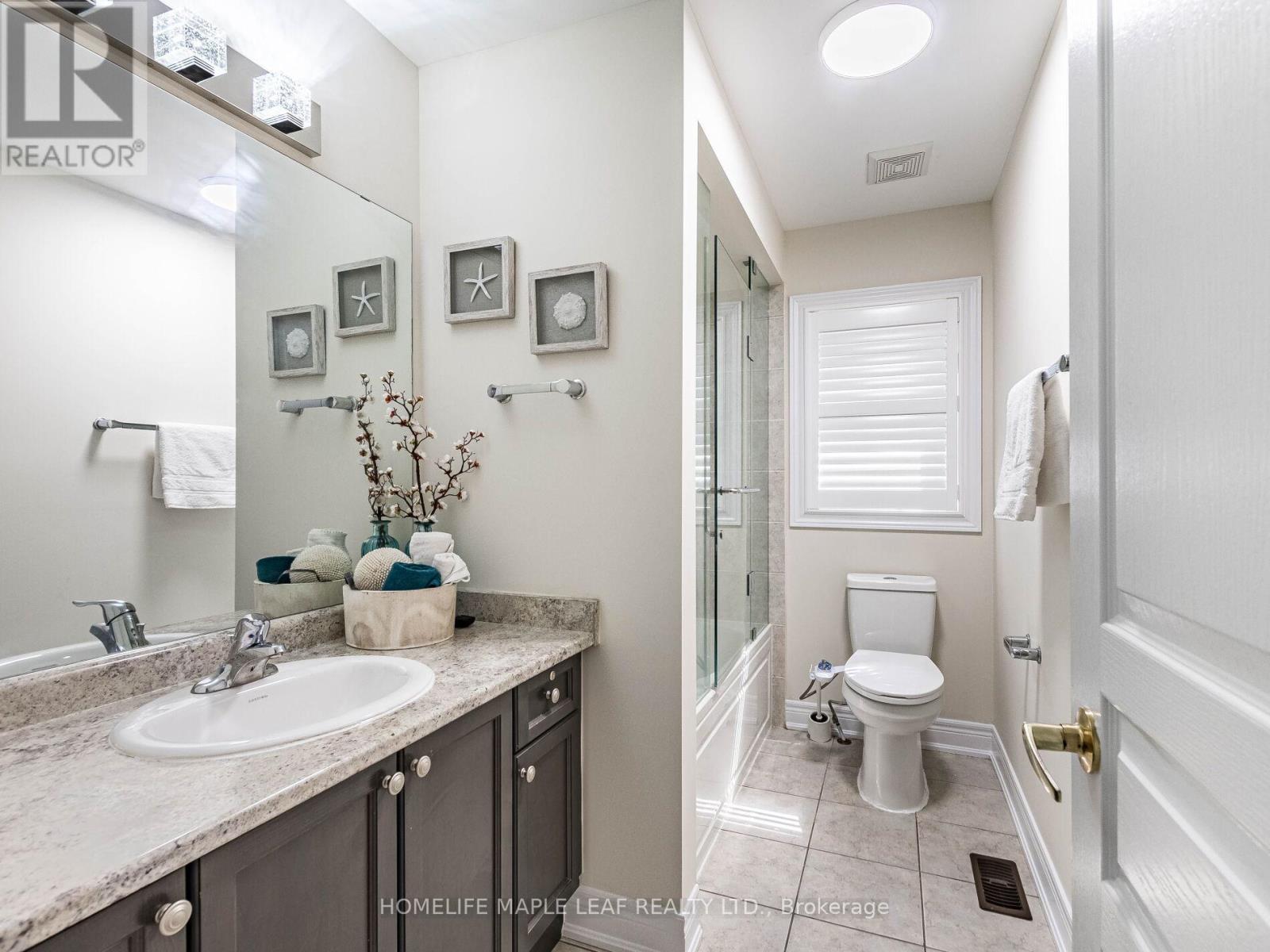 Photo 34 of 39 Birch Tree Trail, Brampton ON