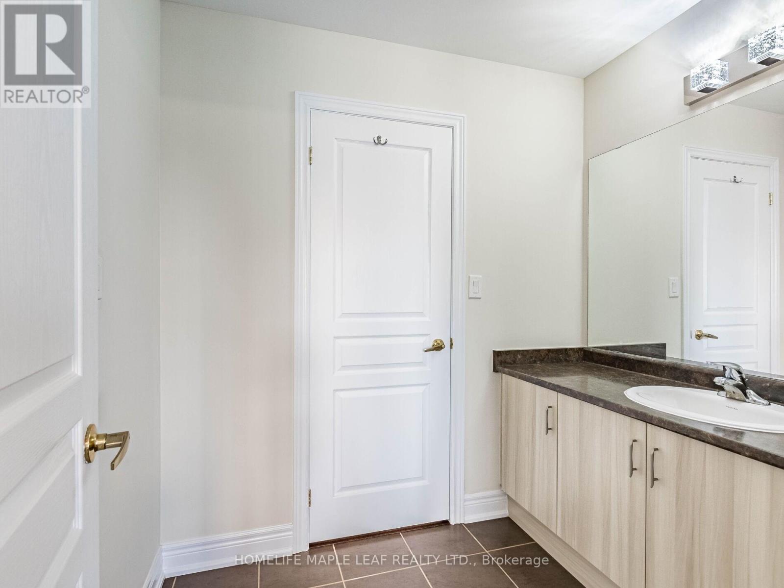 Photo 31 of 39 Birch Tree Trail, Brampton ON