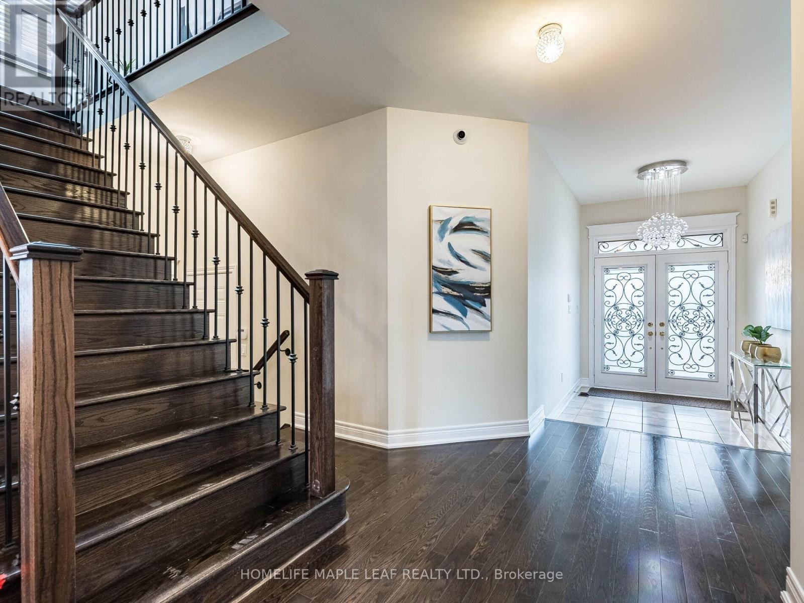 Photo 8 of 39 Birch Tree Trail, Brampton ON