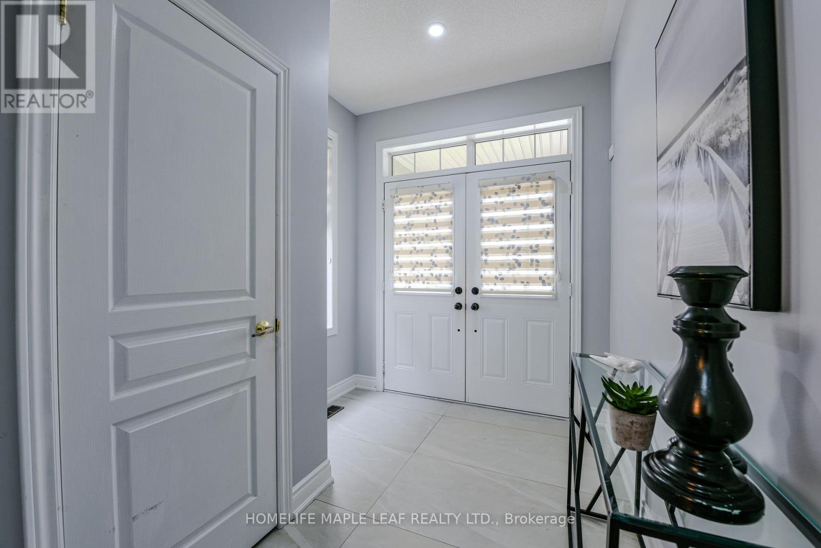 Photo 3 of Main Floor 15 Orangeblossom Trail, Brampton ON