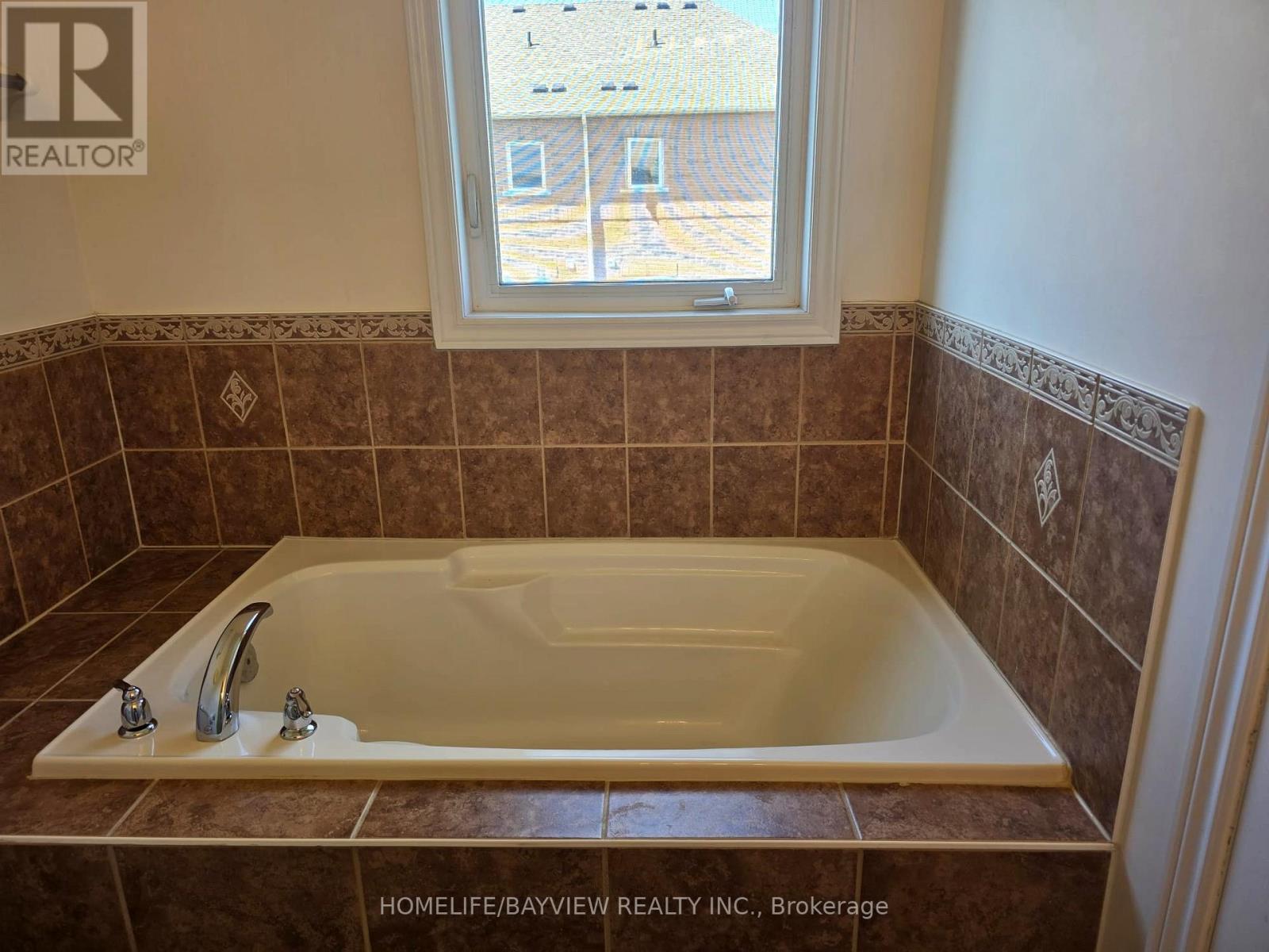 Photo 15 of 38 151 Silverwood Avenue, Richmond Hill ON