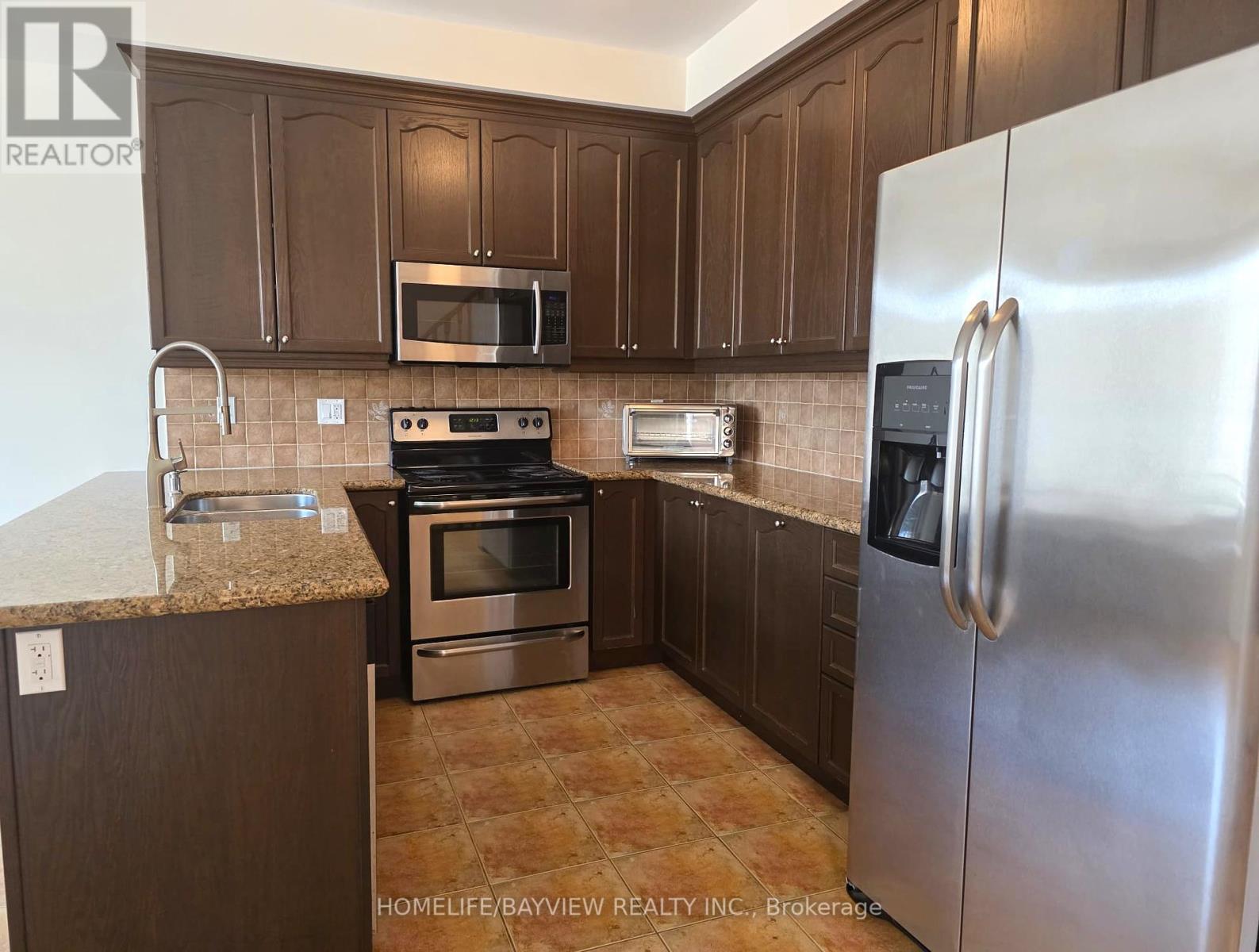 Photo 2 of 38 151 Silverwood Avenue, Richmond Hill ON