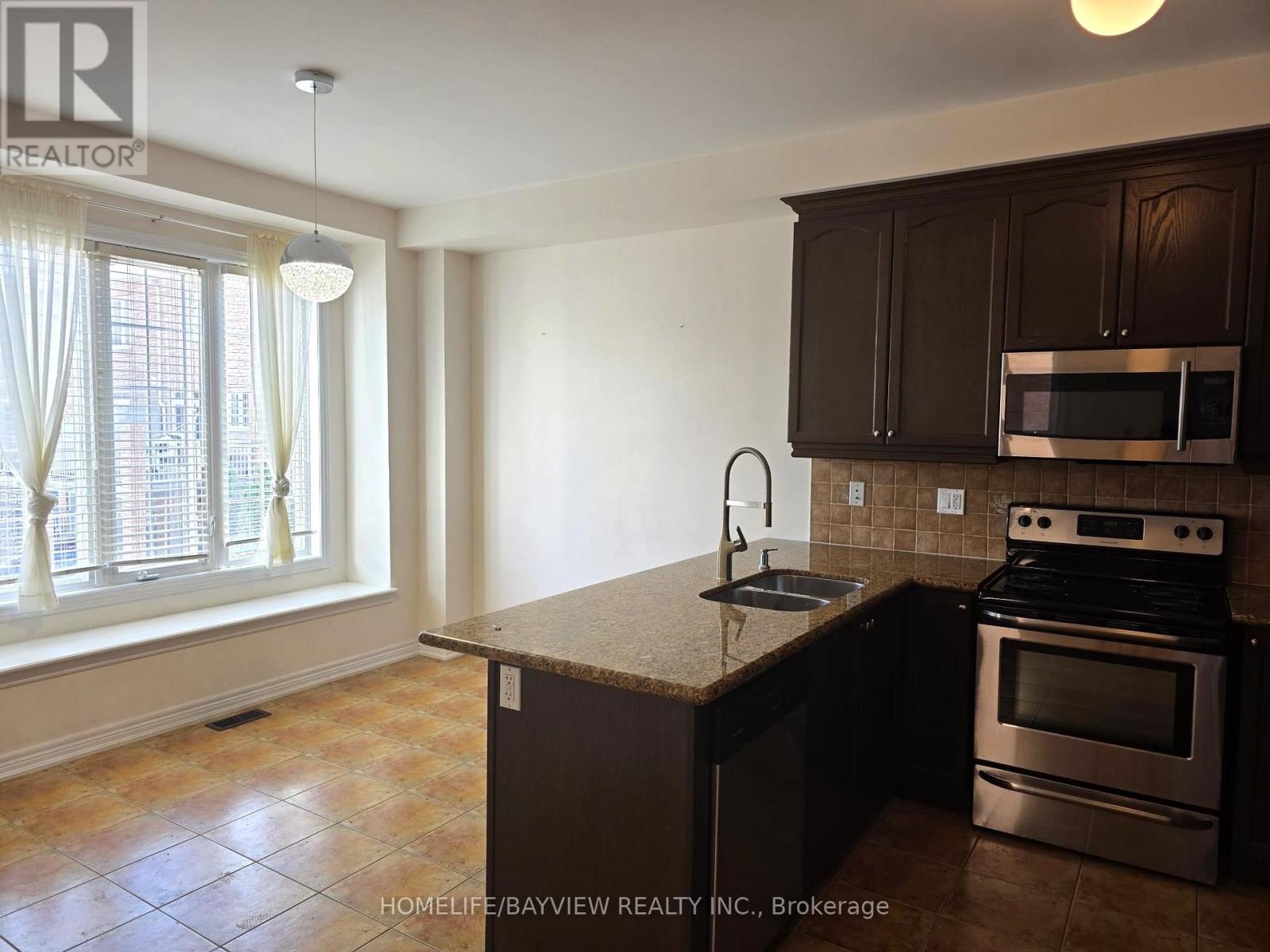Photo 5 of 38 151 Silverwood Avenue, Richmond Hill ON